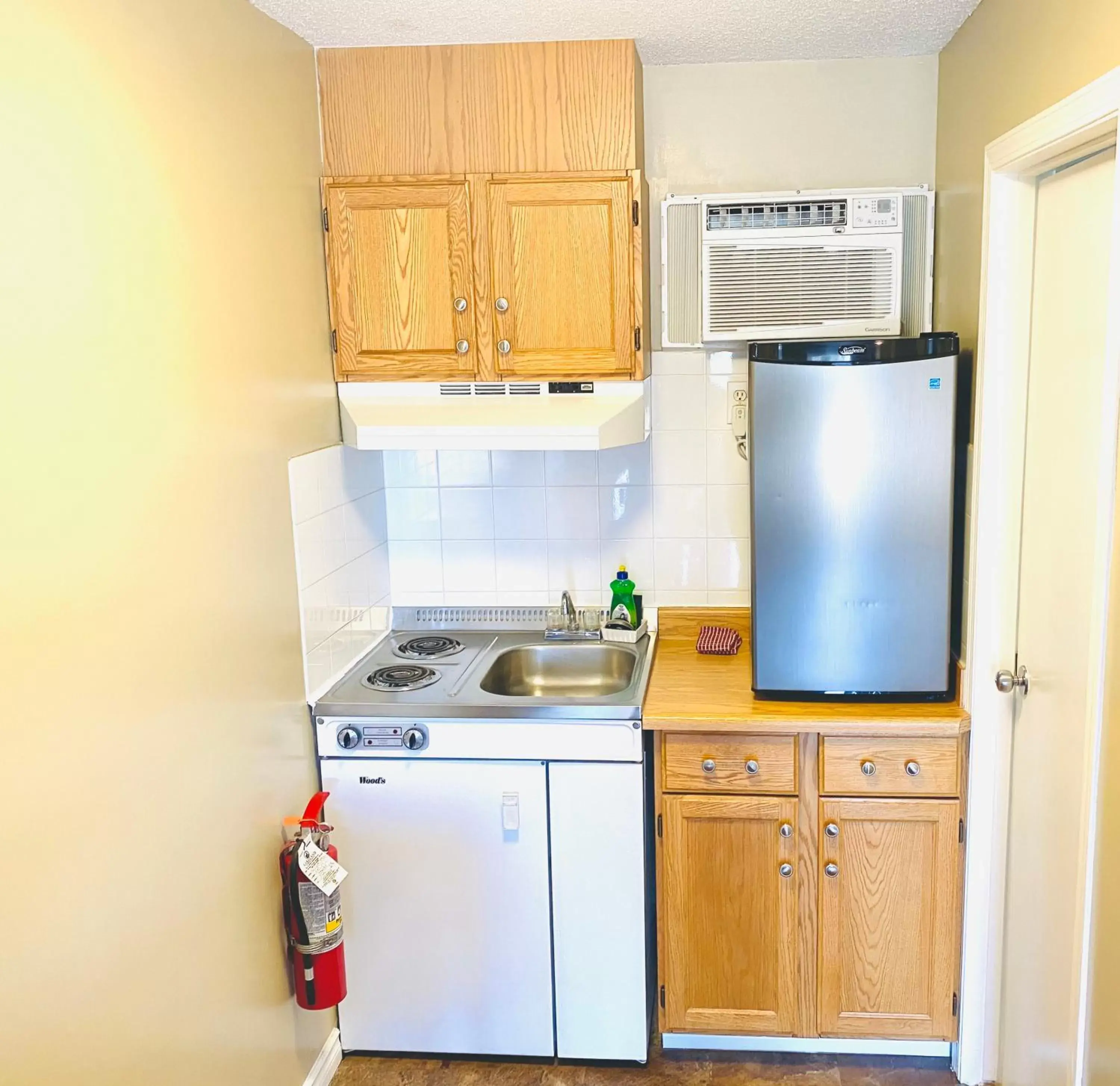 Kitchen/Kitchenette in Twilight Country Motel