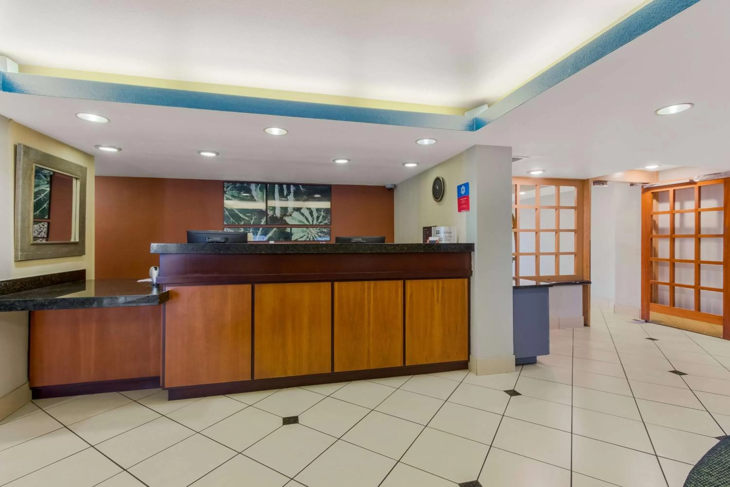 Lobby or reception in SureStay Plus Hotel by Best Western Scottsdale North