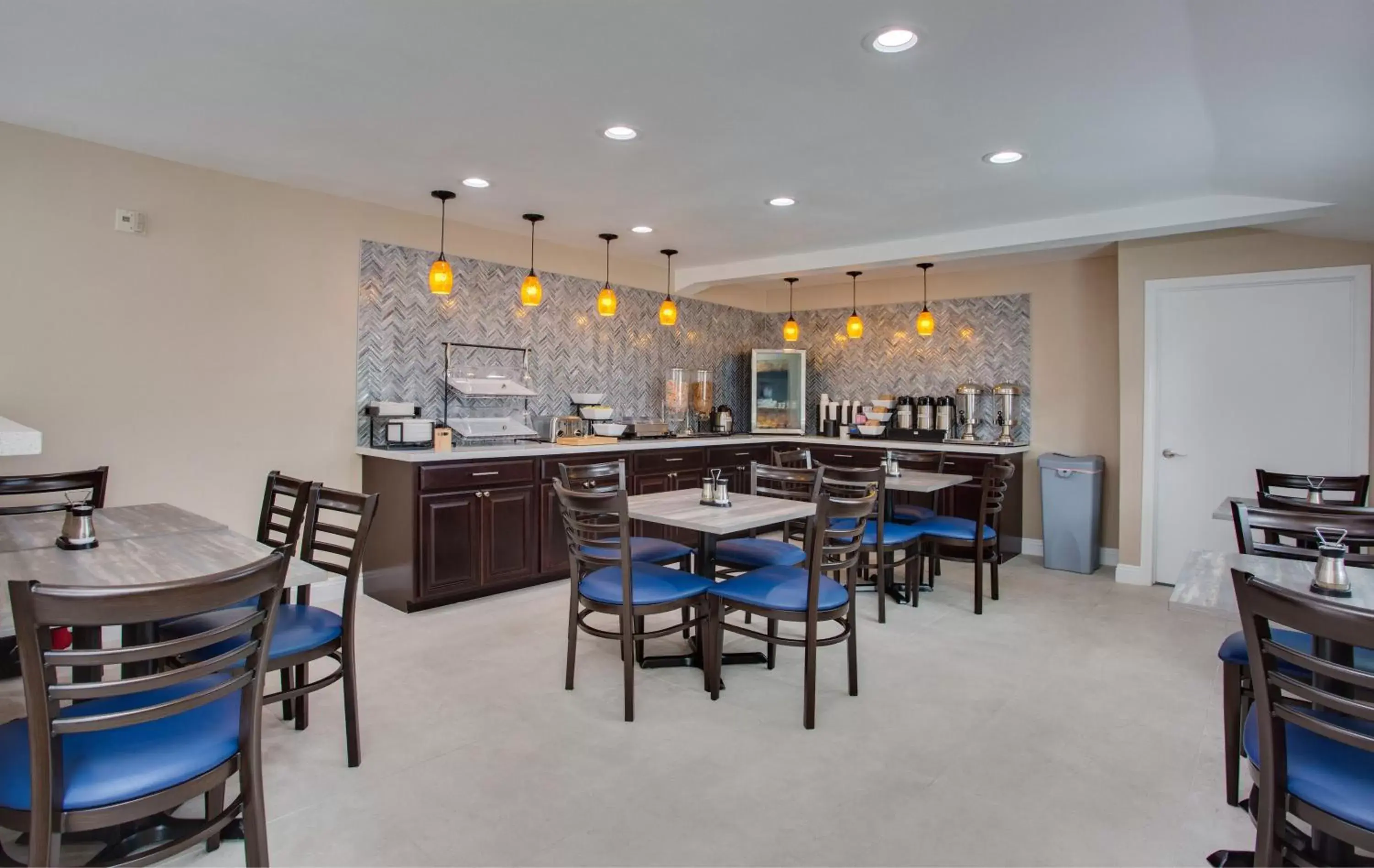 Breakfast, Restaurant/Places to Eat in SureStay Plus Hotel by Best Western Chula Vista West