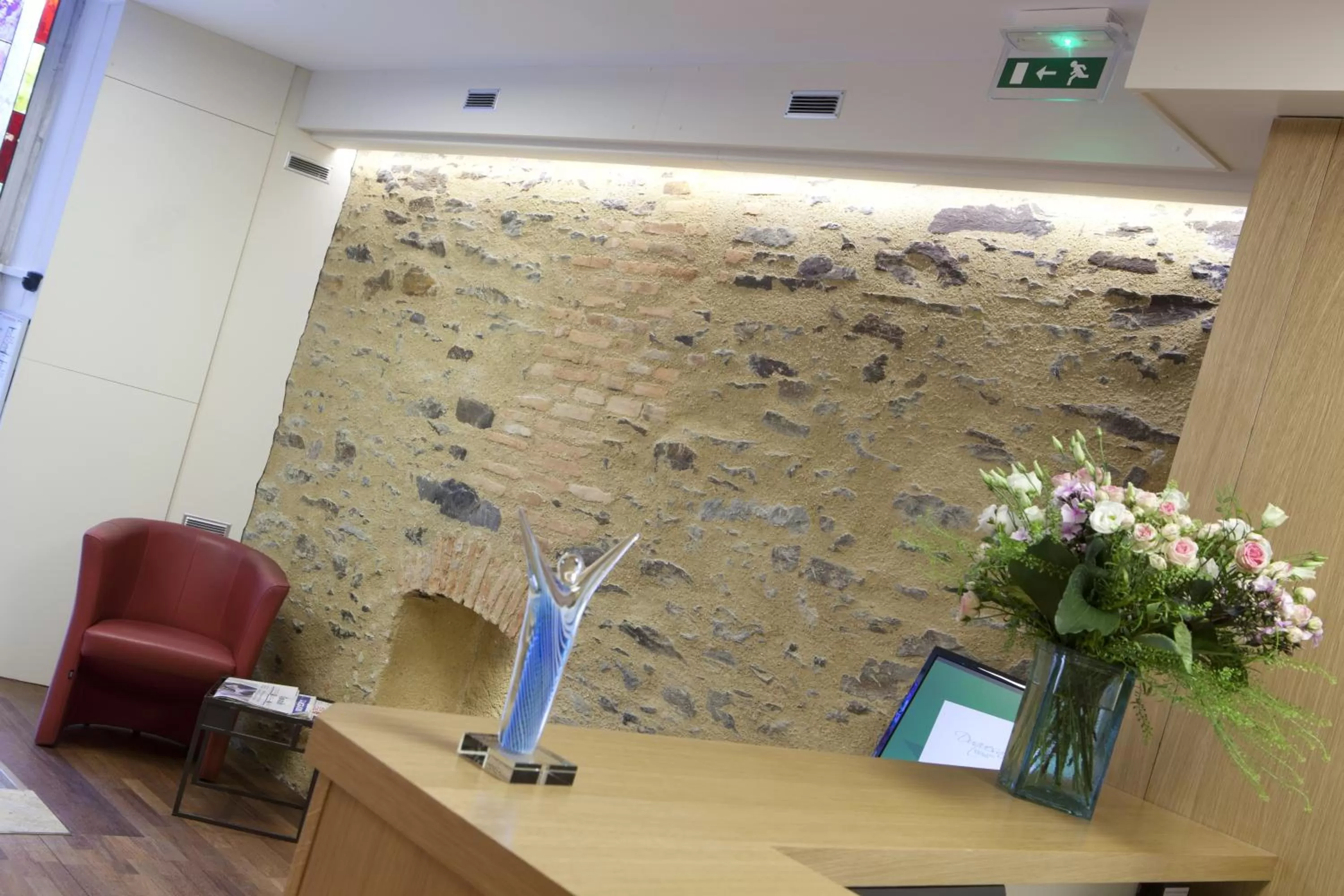 Lobby or reception in Logis Hôtel Duquesne