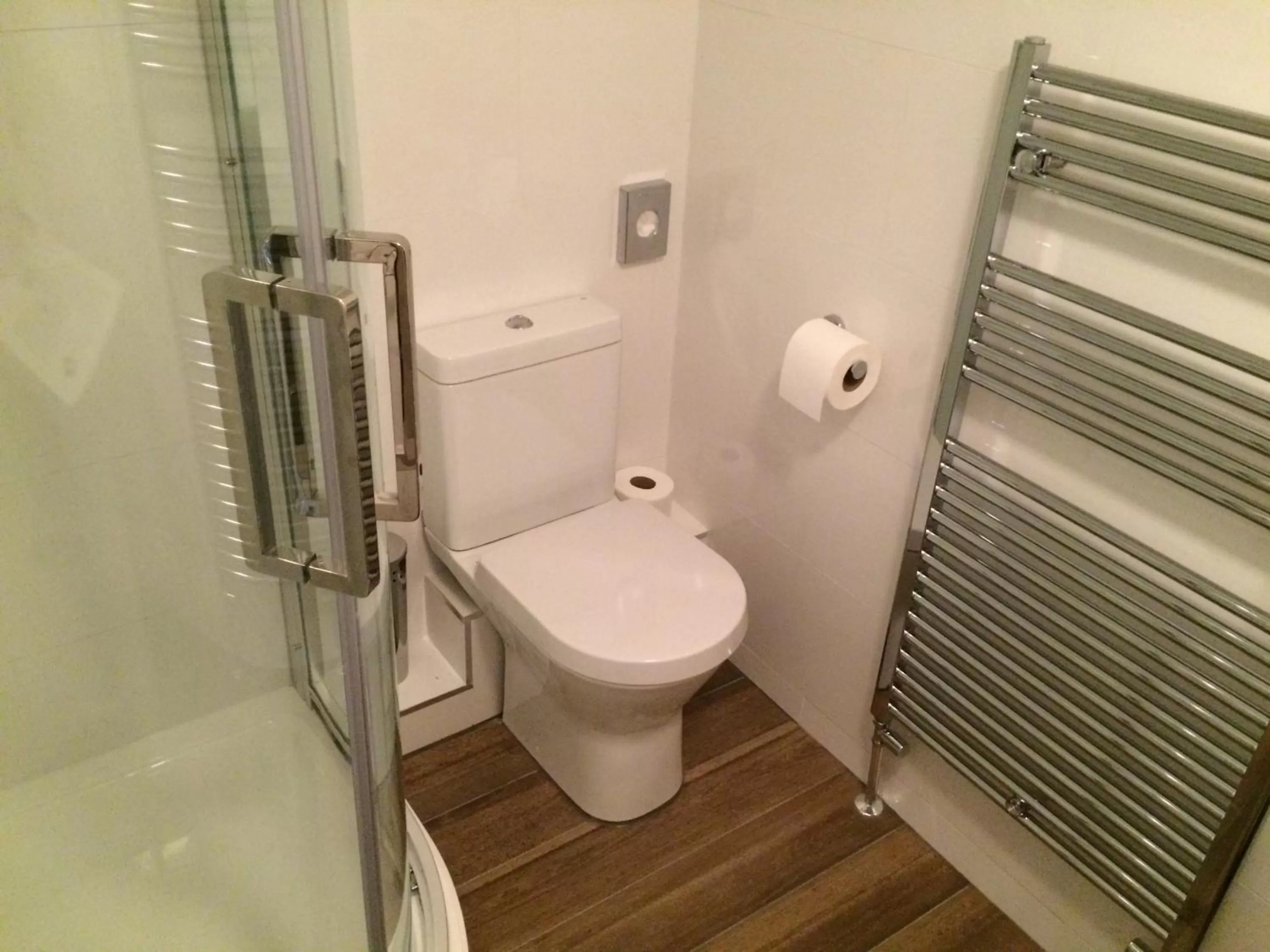 Bathroom in Portreath Arms