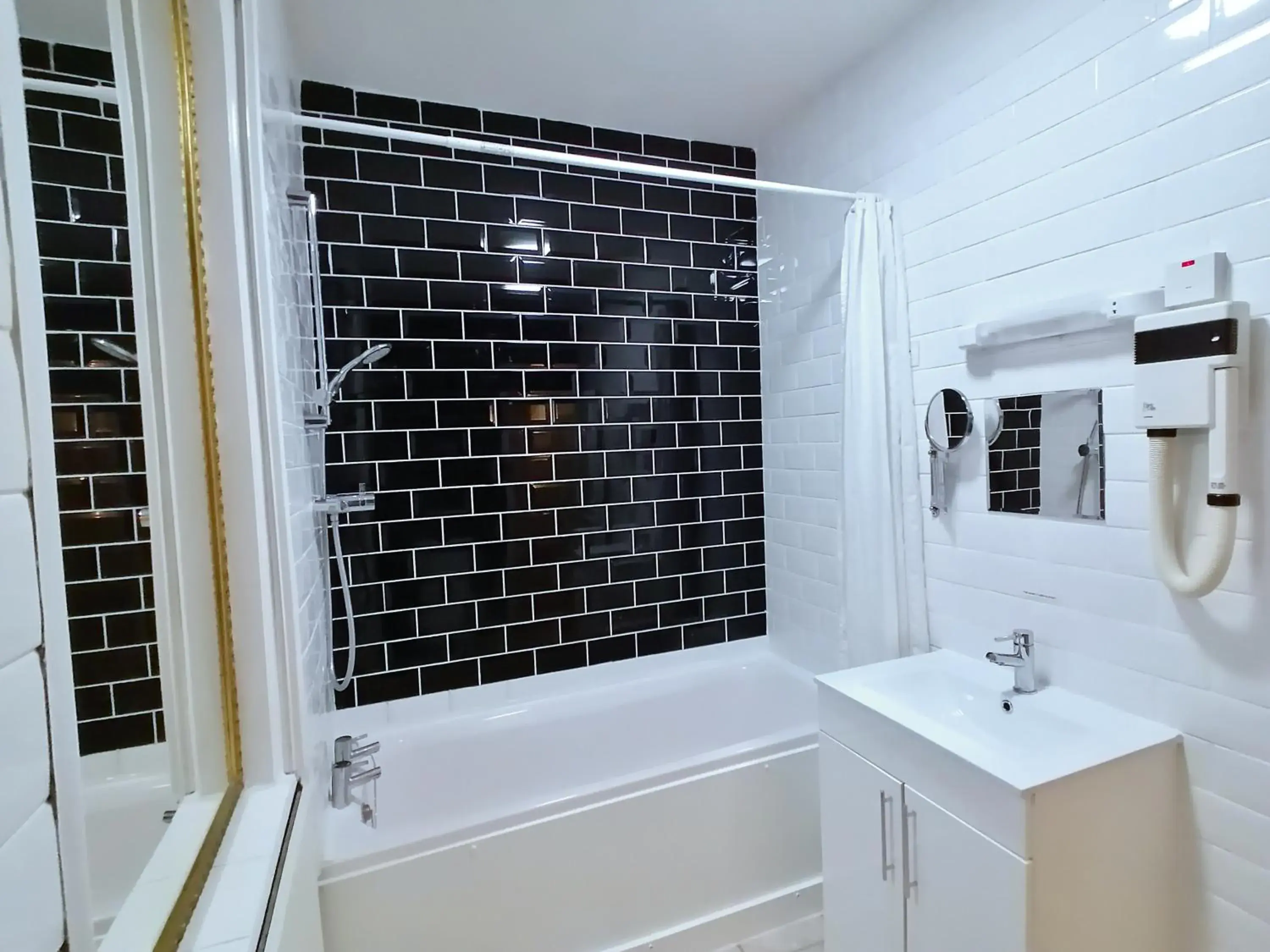 Bathroom in The Gordon House Hotel