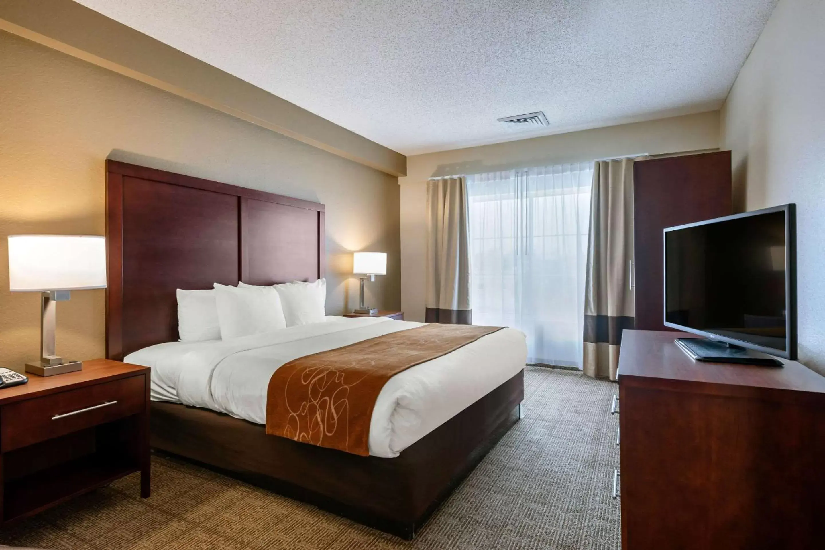 Photo of the whole room, Bed in Comfort Suites Downtown