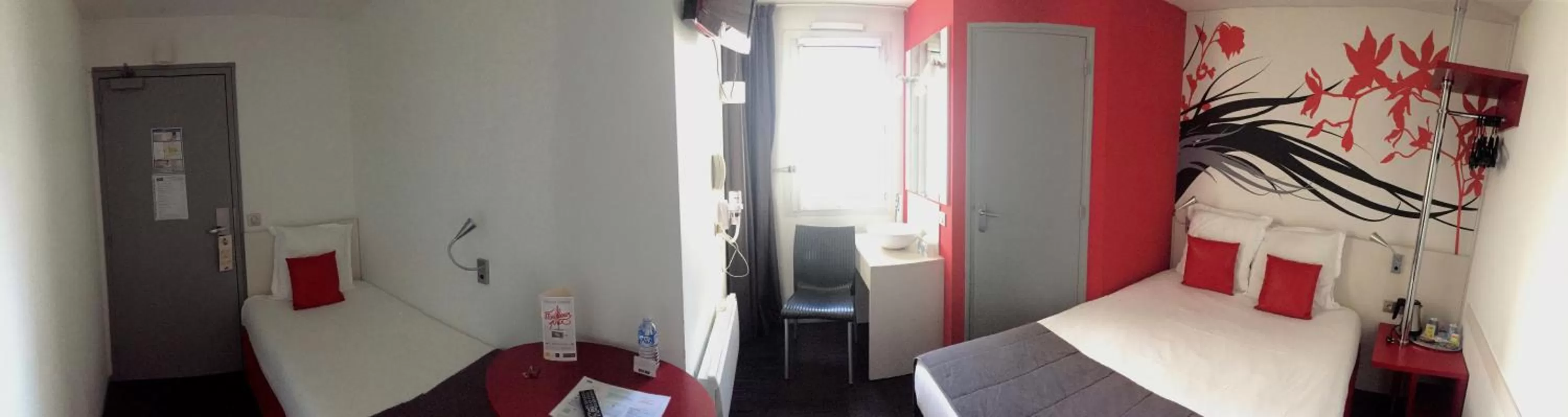 Photo of the whole room in Kyriad Quimper Sud