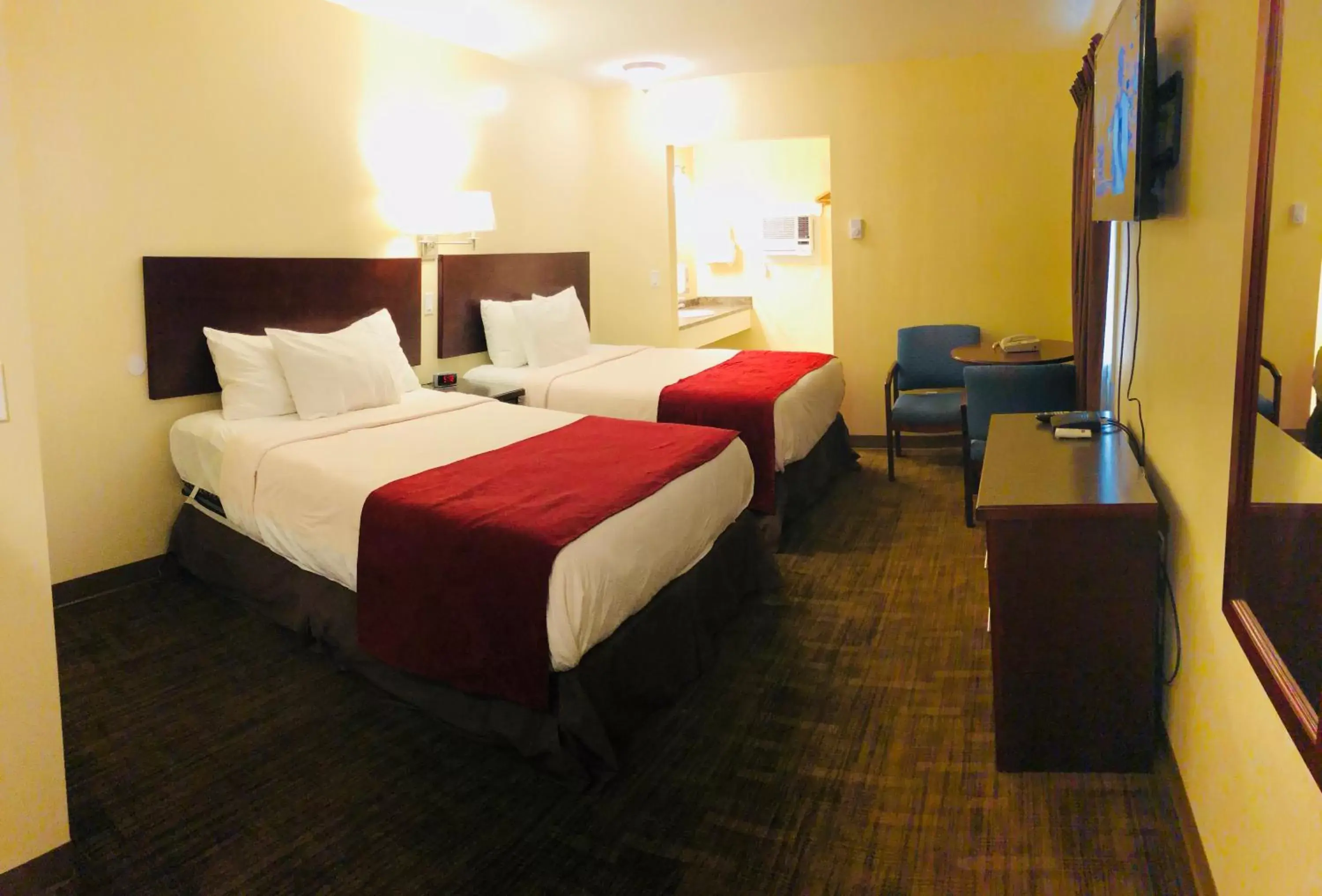 Photo of the whole room, Bed in Kings Motor Inn