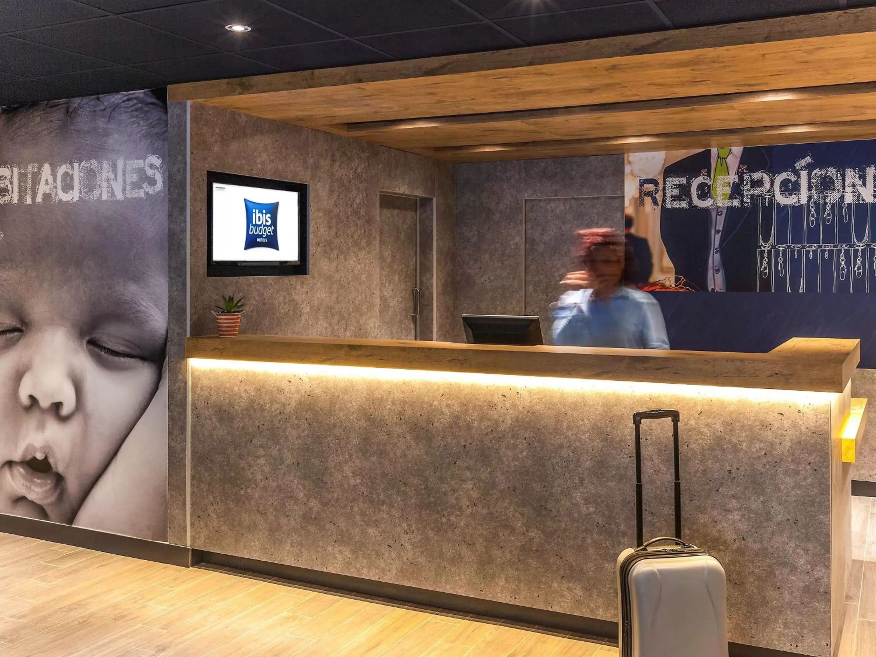 Property building, Lobby/Reception in Ibis Budget Valencia Aeropuerto