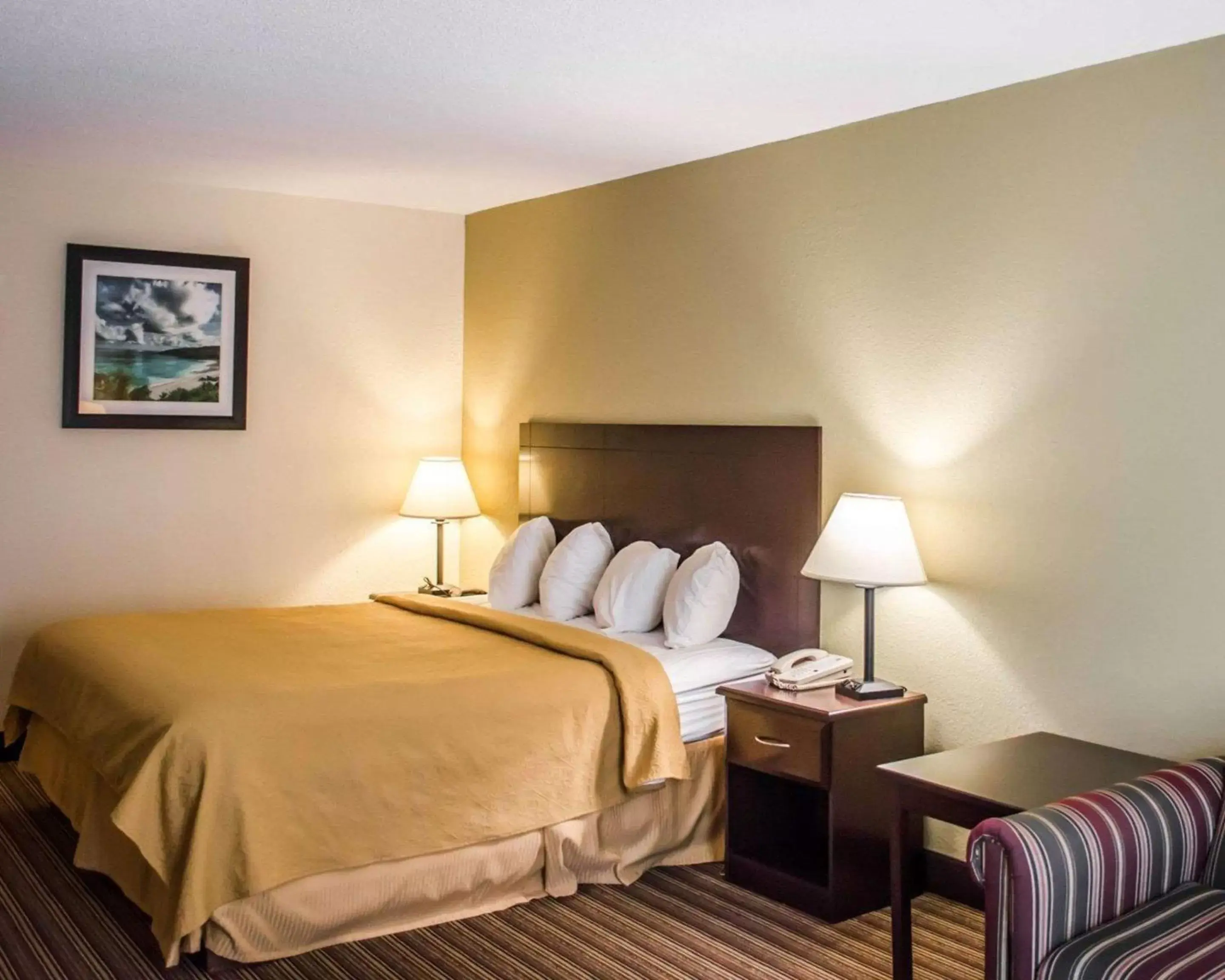 Photo of the whole room, Bed in Quality Inn & Suites Pensacola Bayview