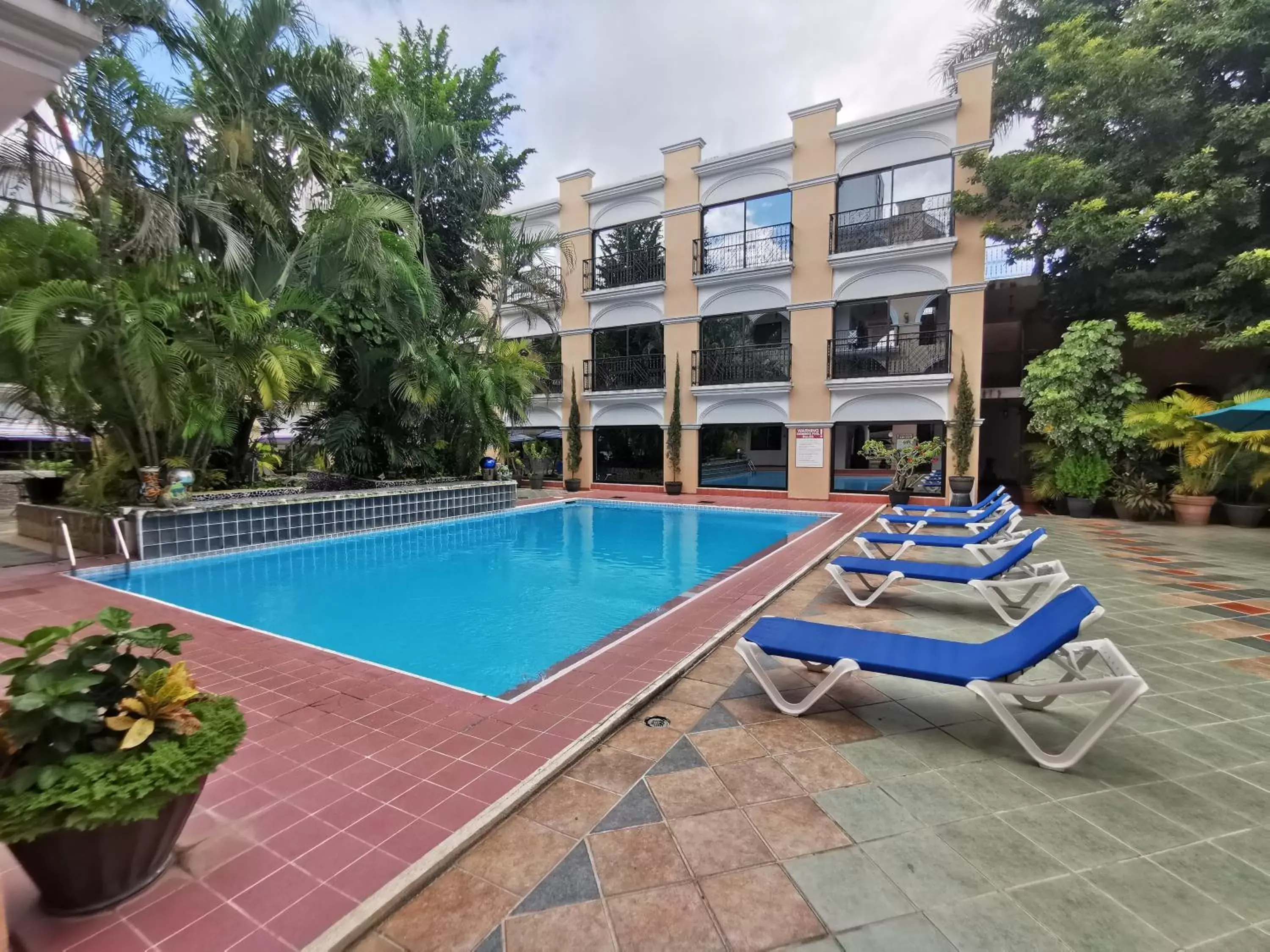 Swimming Pool in Hotel Doralba Inn