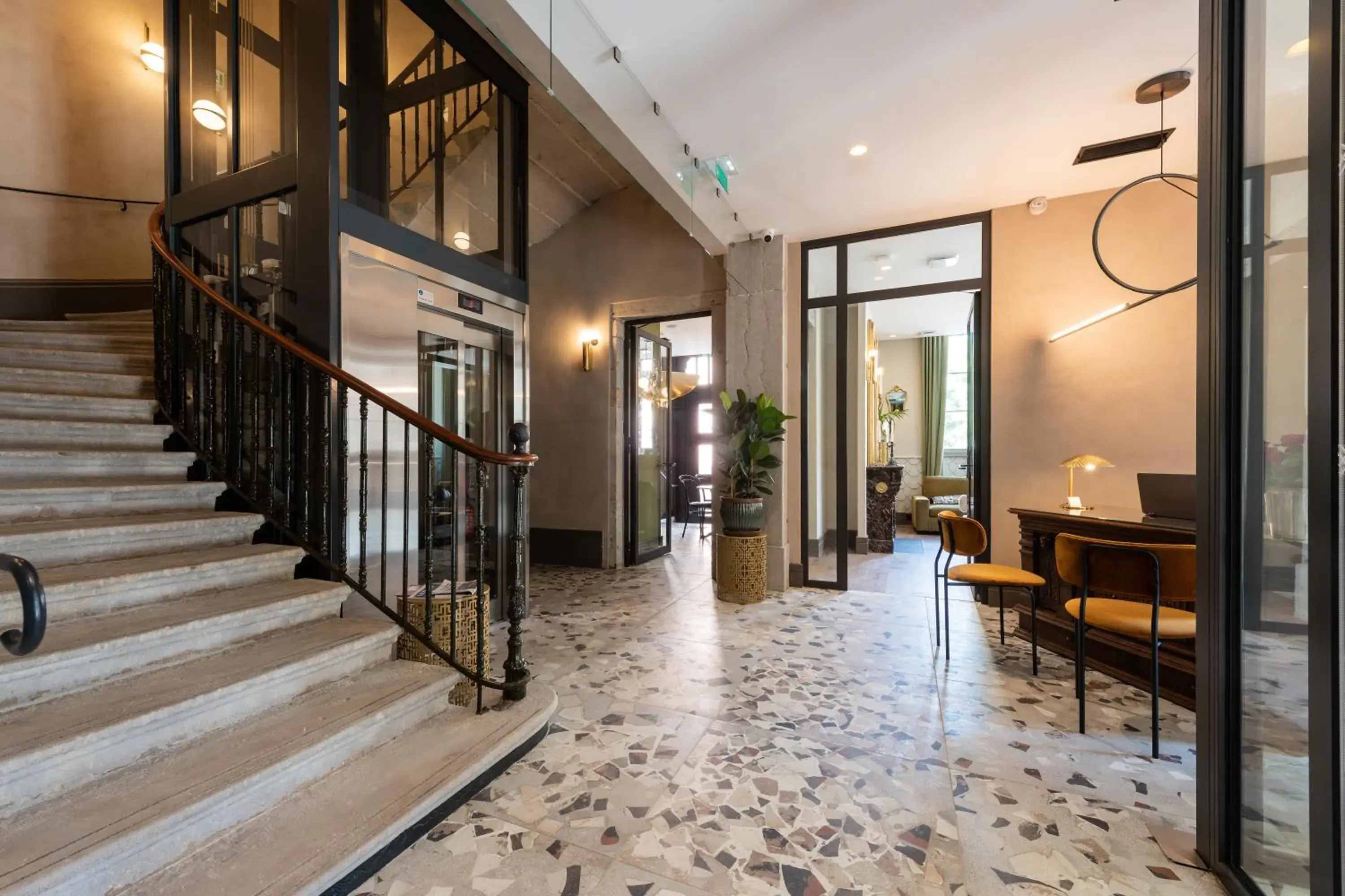 Lobby or reception in Hôtel de l'Abbaye Lyon - Boutique Hôtel