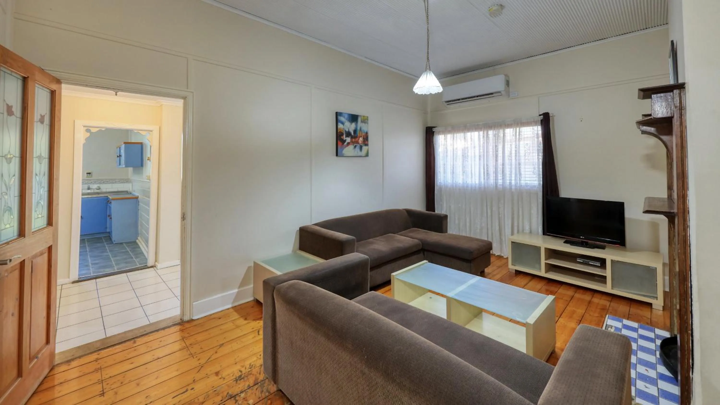 Communal lounge/ TV room in Charles Rasp Motor Inn & Cottages