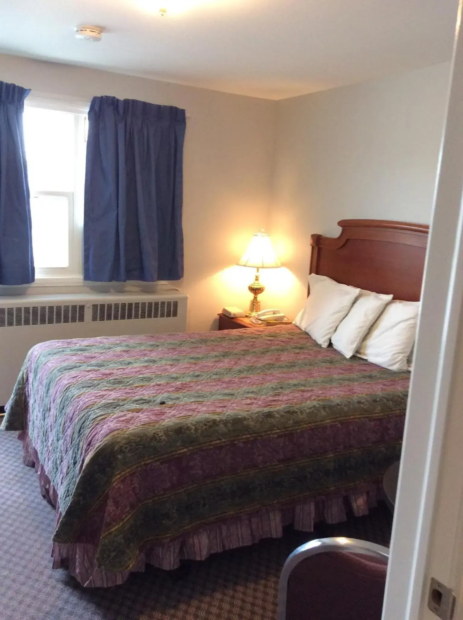 Photo of the whole room, Bed in The Gables Inn