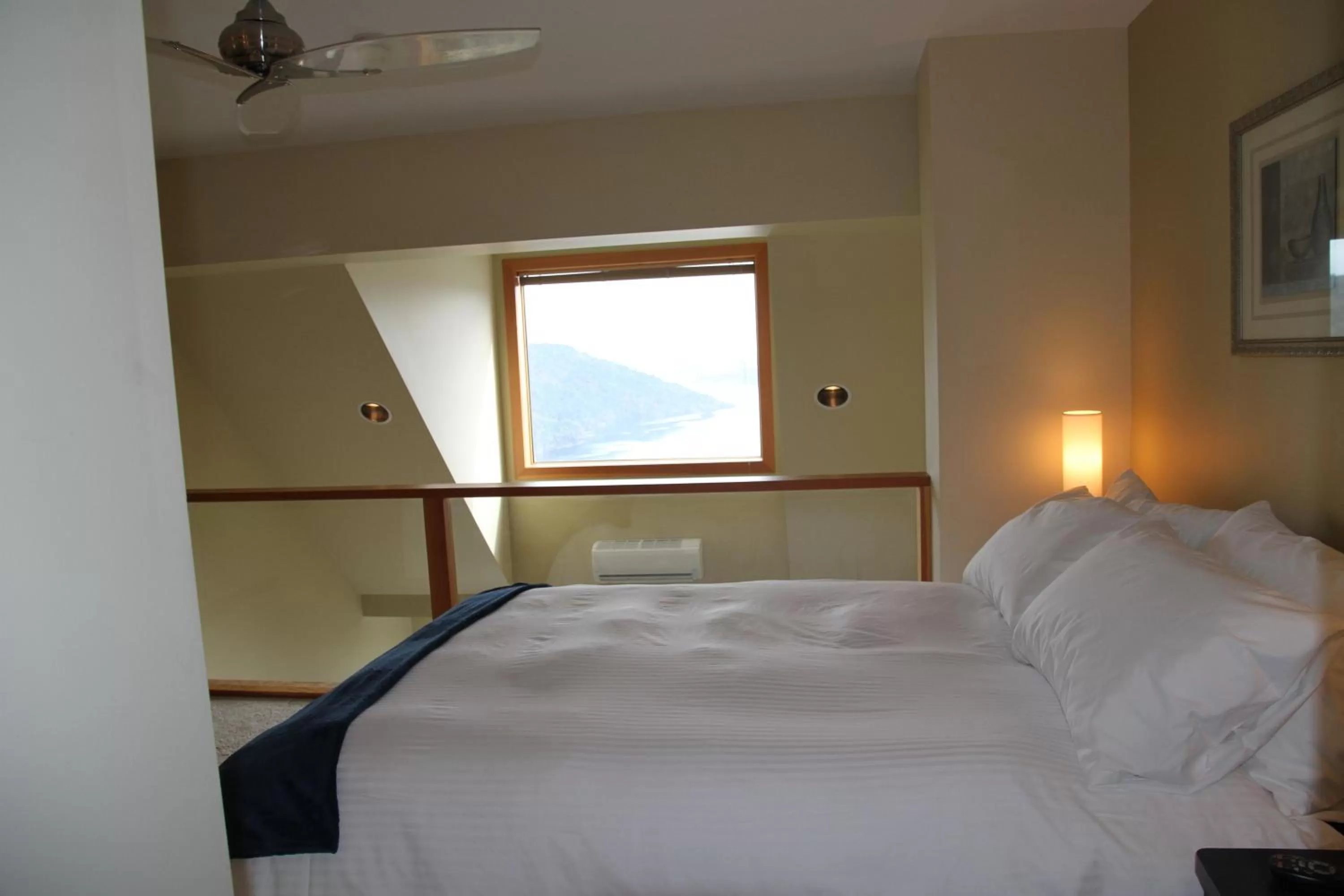 Bedroom, Bed in Moon Water Lodge