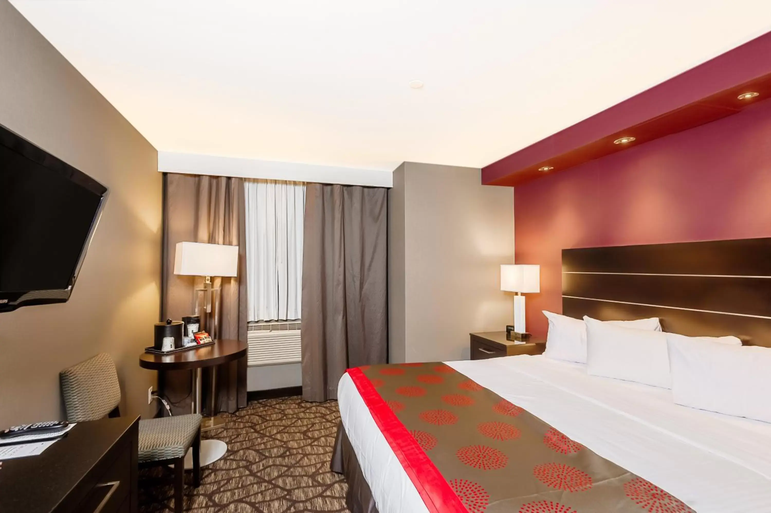 Bedroom, Bed in Ramada by Wyndham Niagara Falls by the River