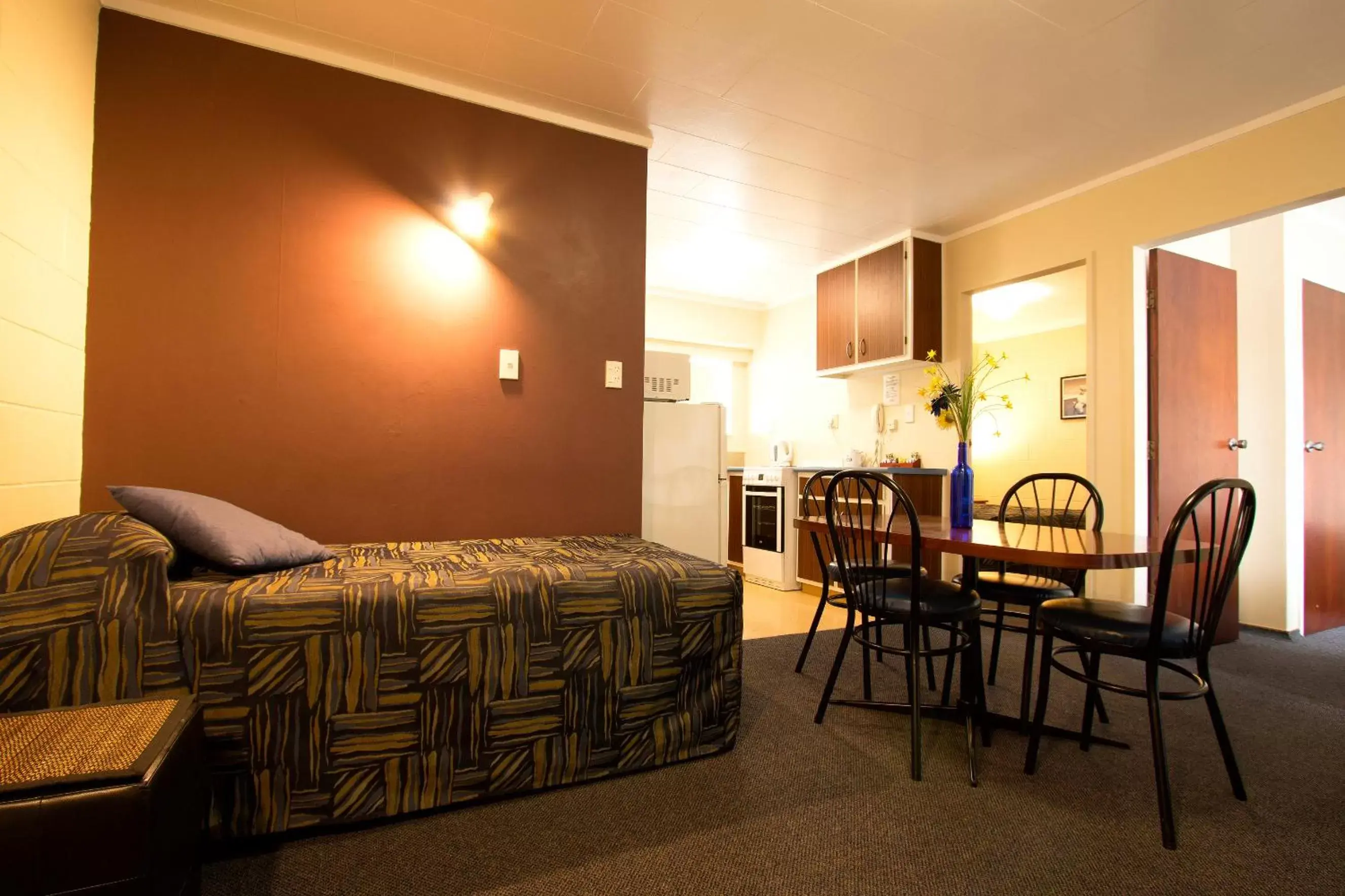 Kitchen or kitchenette, Seating Area in Kapiti Gateway Motel