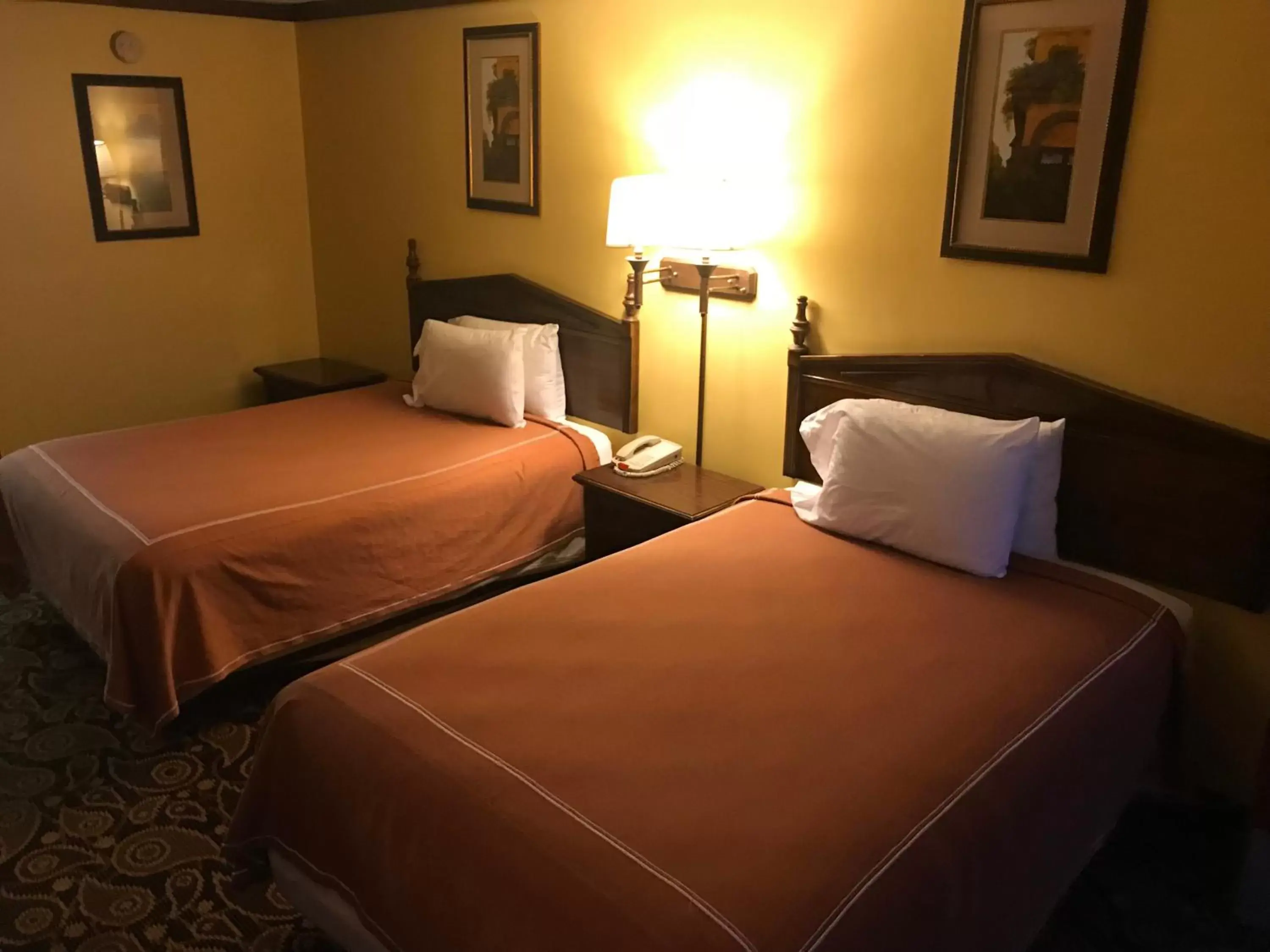 Bed in Carthage Inn