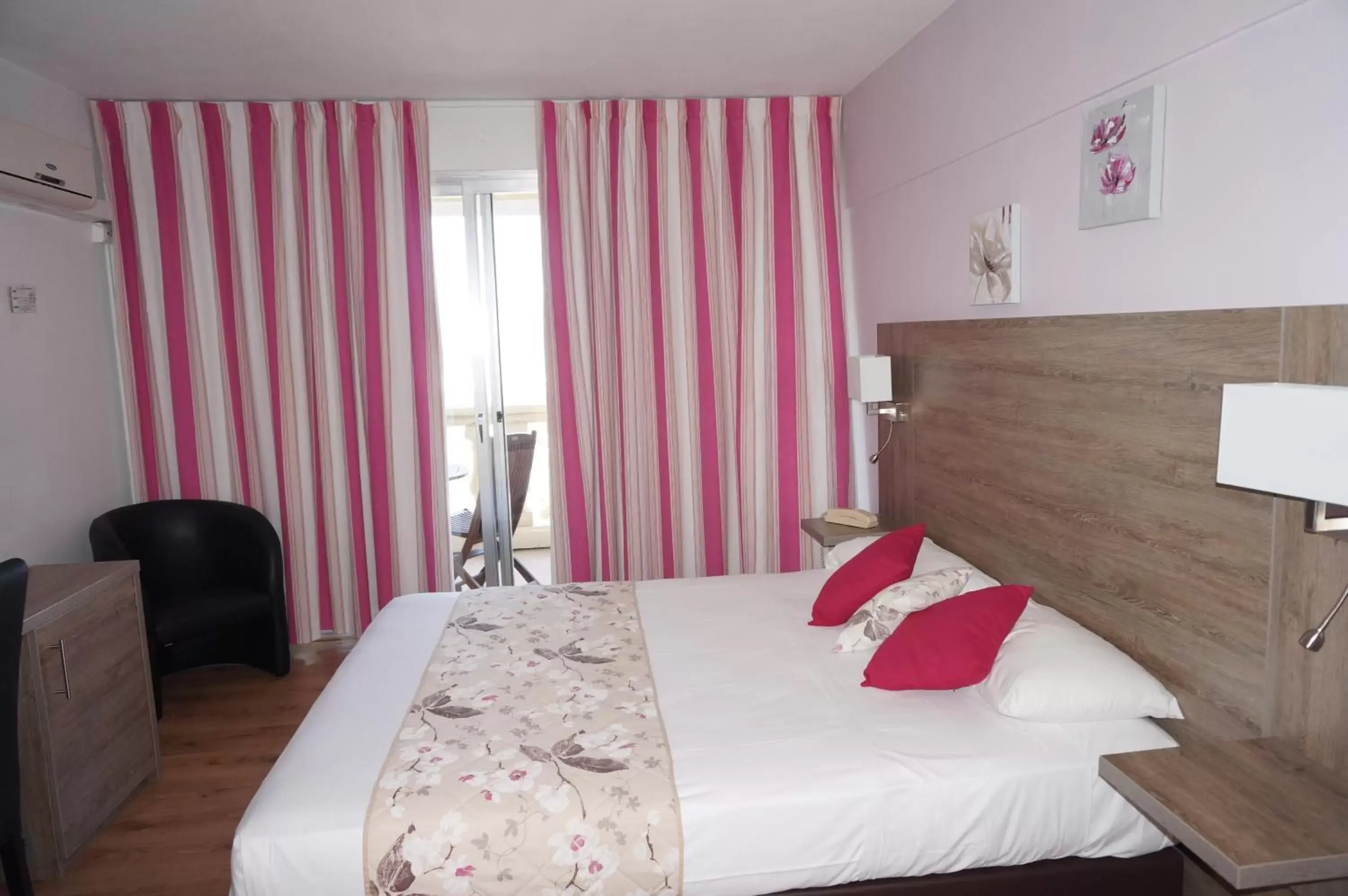 Bedroom, Bed in Logis Hotel Le Col De L'ange