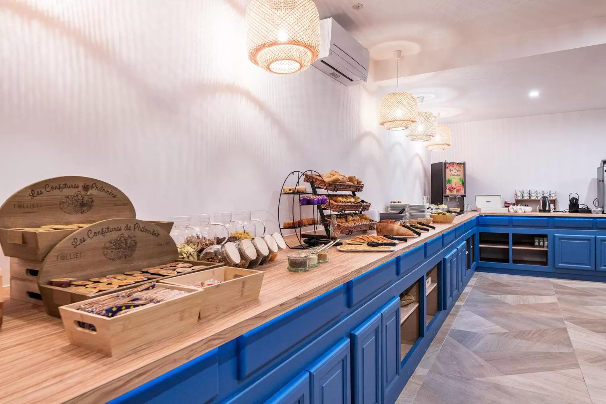 Breakfast, Kitchen/Kitchenette in Hôtel Le Cyrano Bergerac