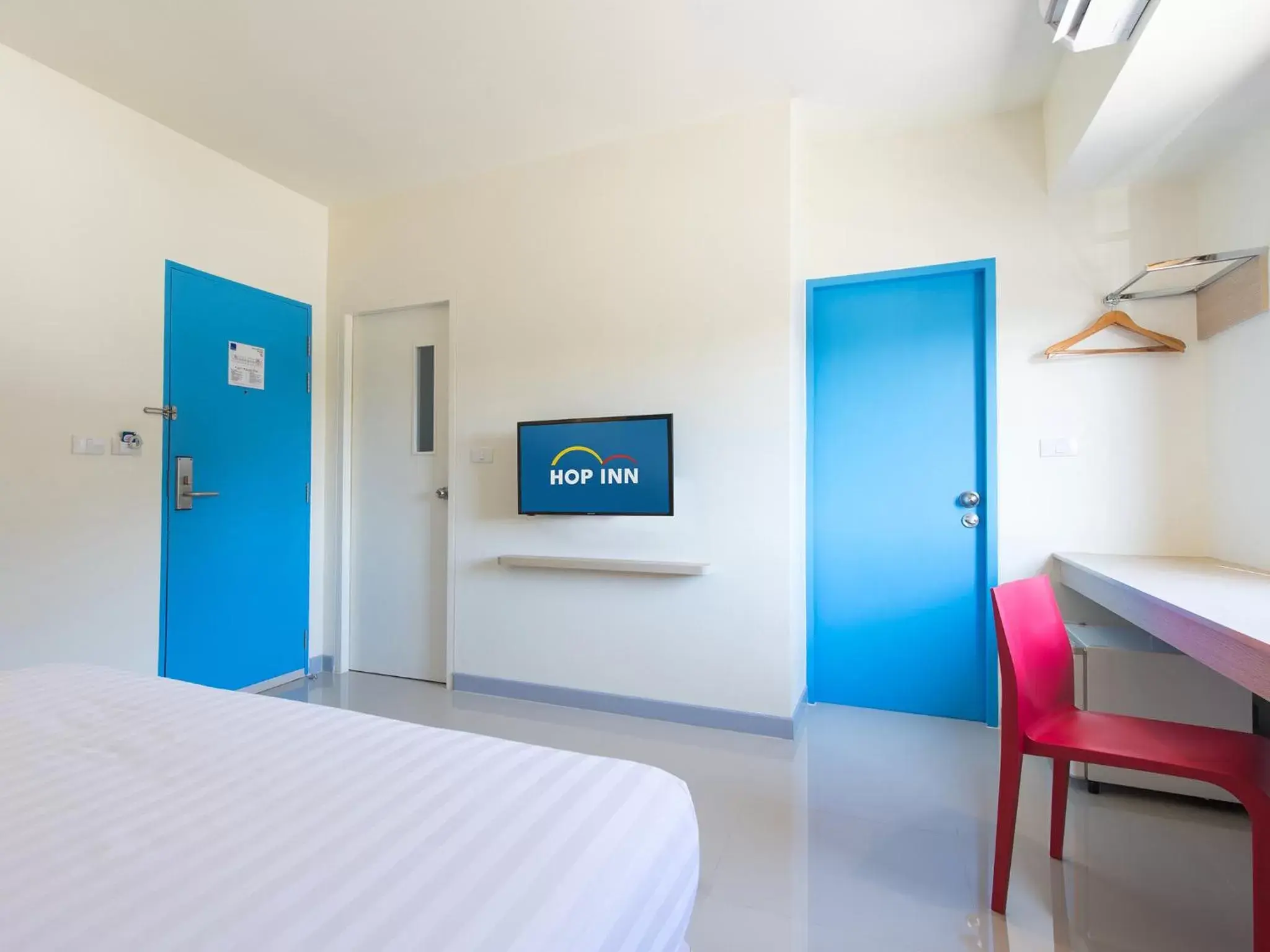 Bedroom, TV/Entertainment Center in Hop Inn Rayong