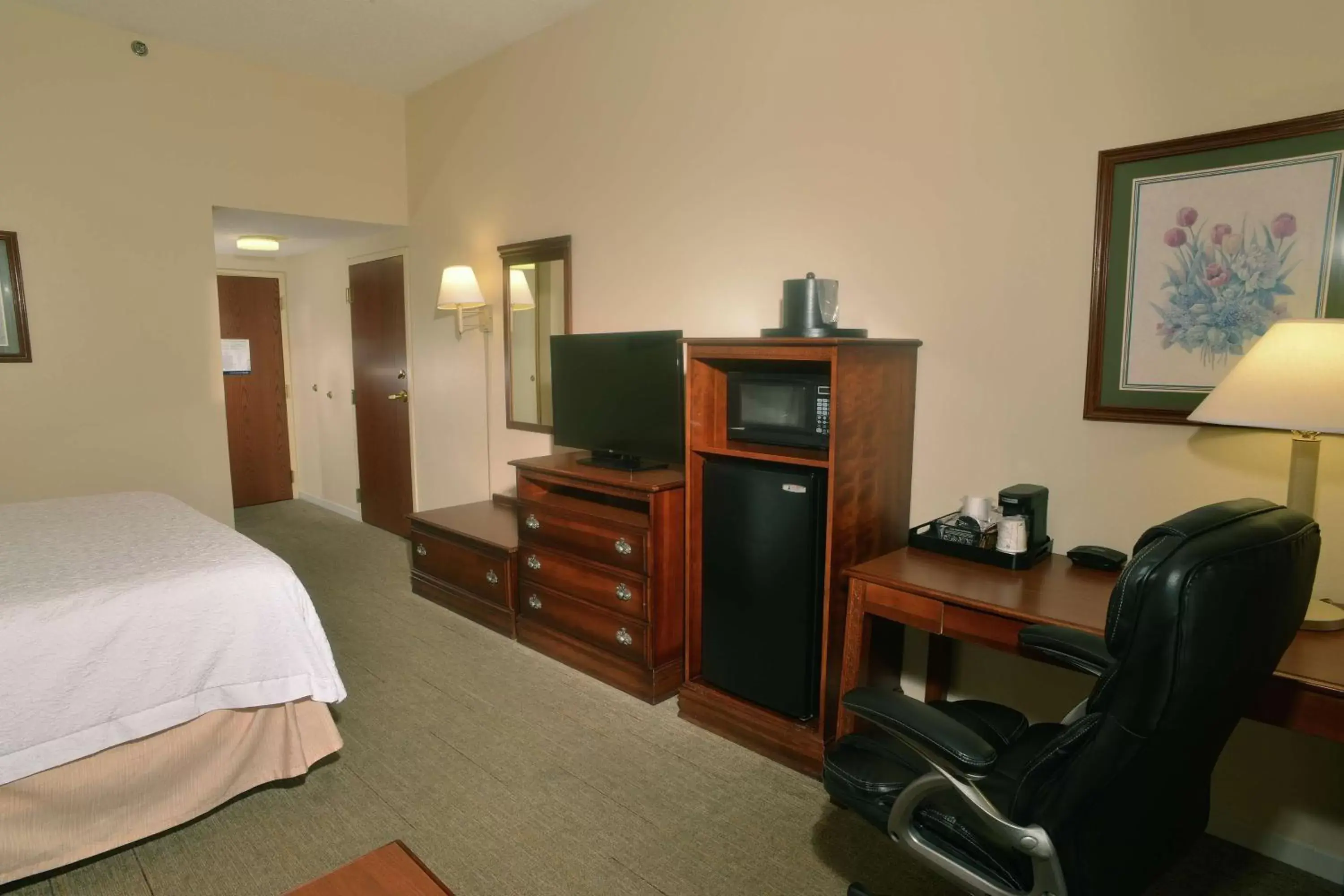 Bedroom, TV/Entertainment Center in Hampton Inn & Suites Springfield