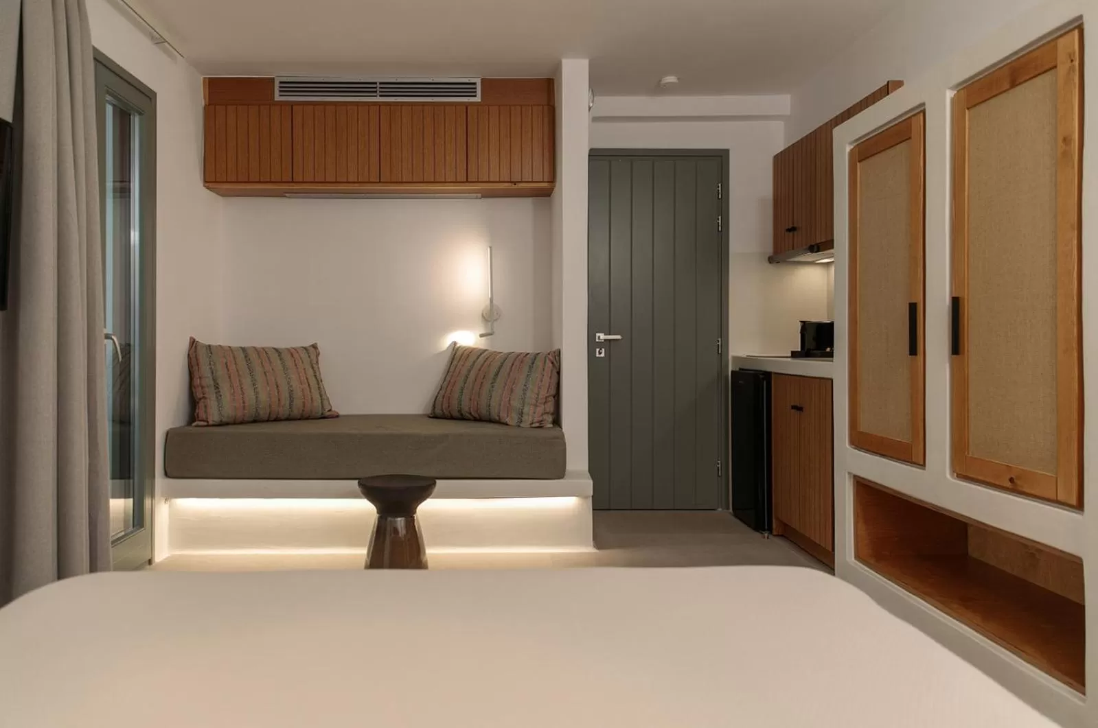 Photo of the whole room, Seating Area in Makava Suites Naxos