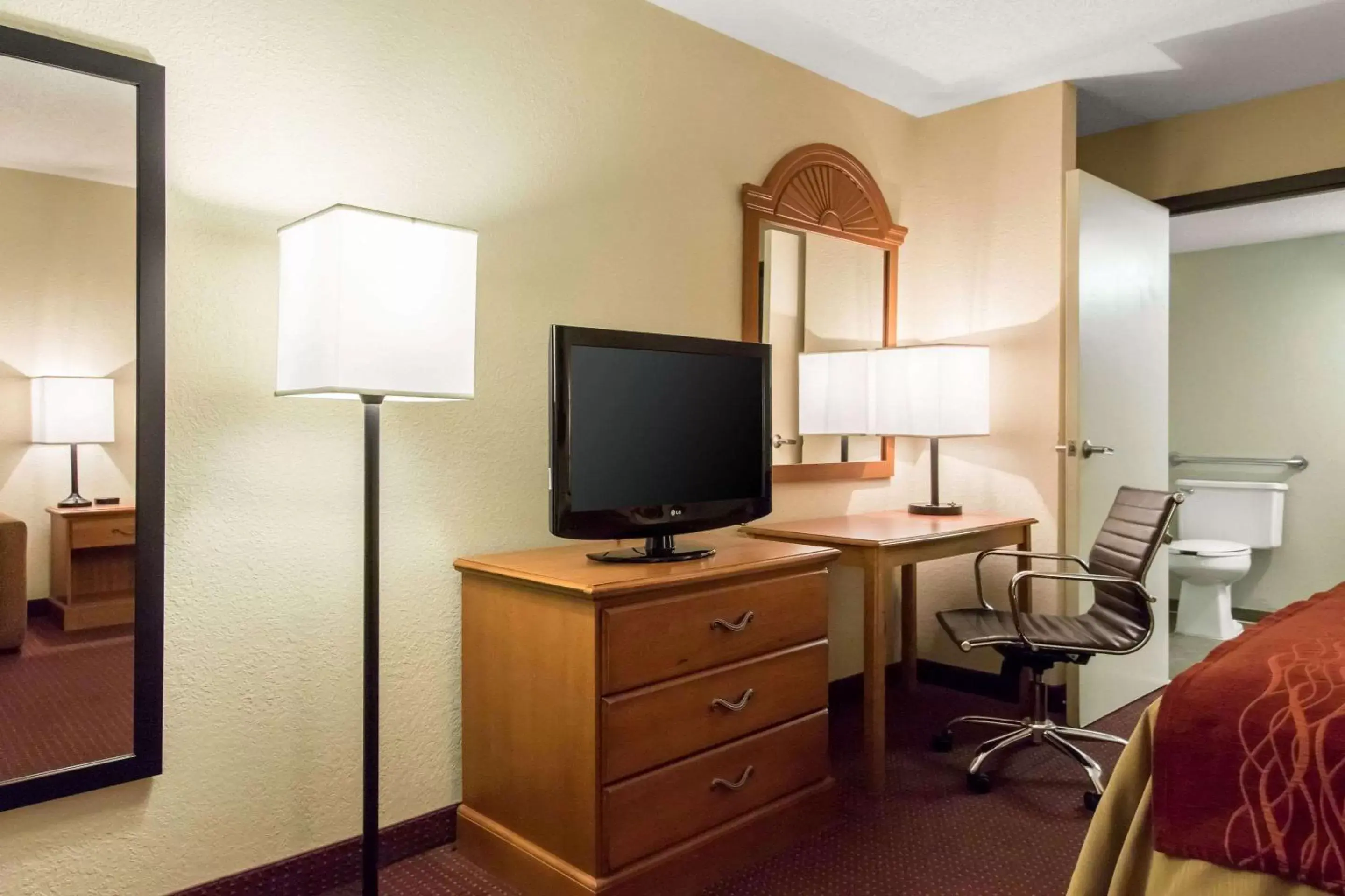 Photo of the whole room, TV/Entertainment Center in Quality Inn Glasgow