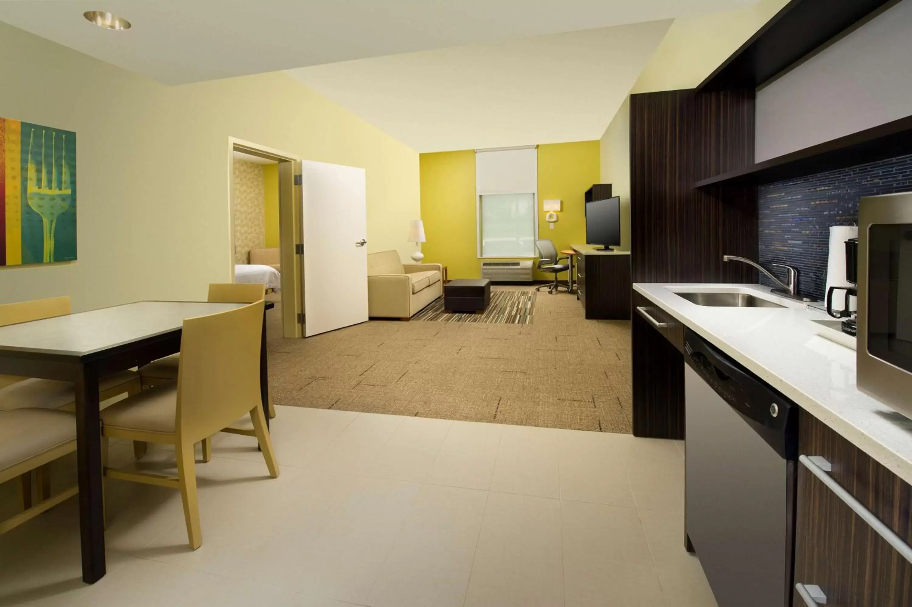 Living room, Kitchen/Kitchenette in Home2 Suites by Hilton Arundel Mills BWI Airport
