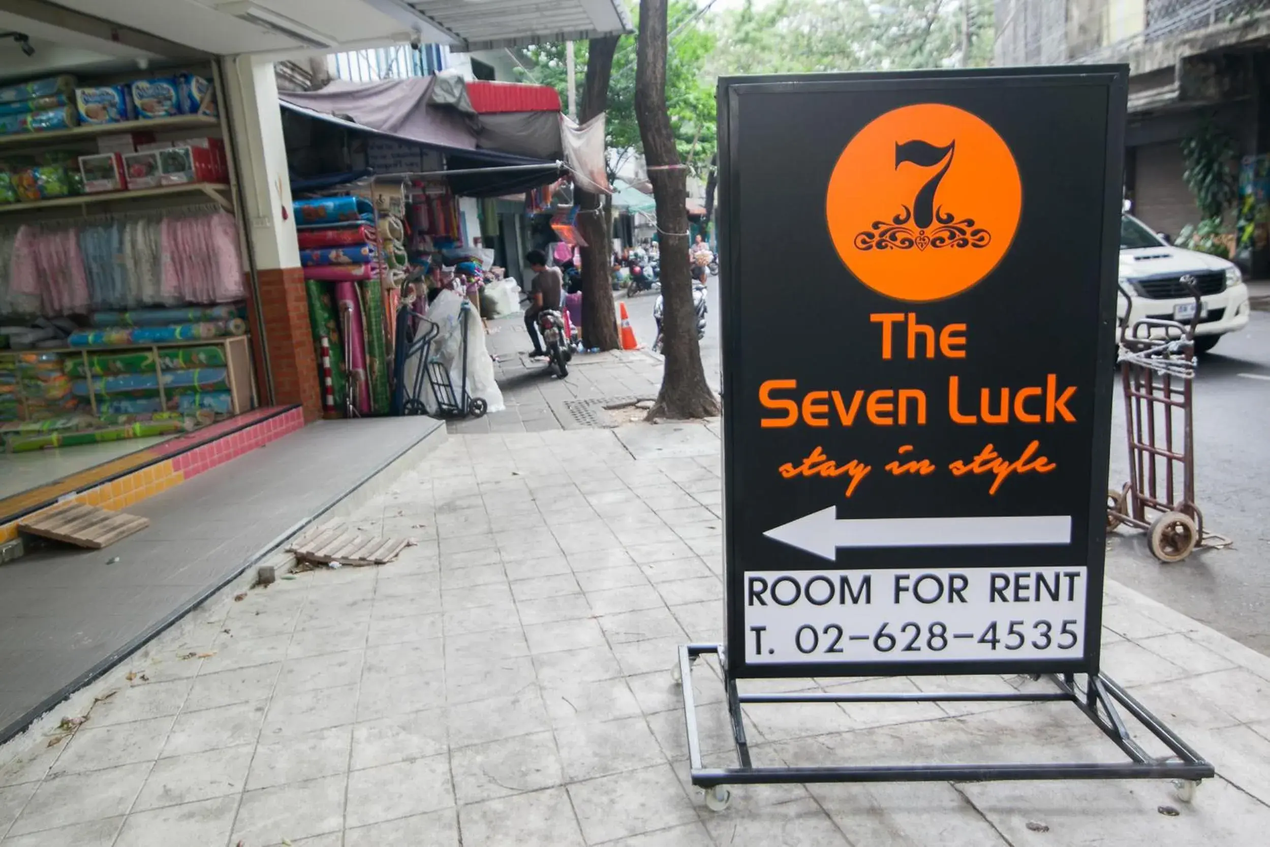 Neighbourhood in The Seven Luck - Stay in Style