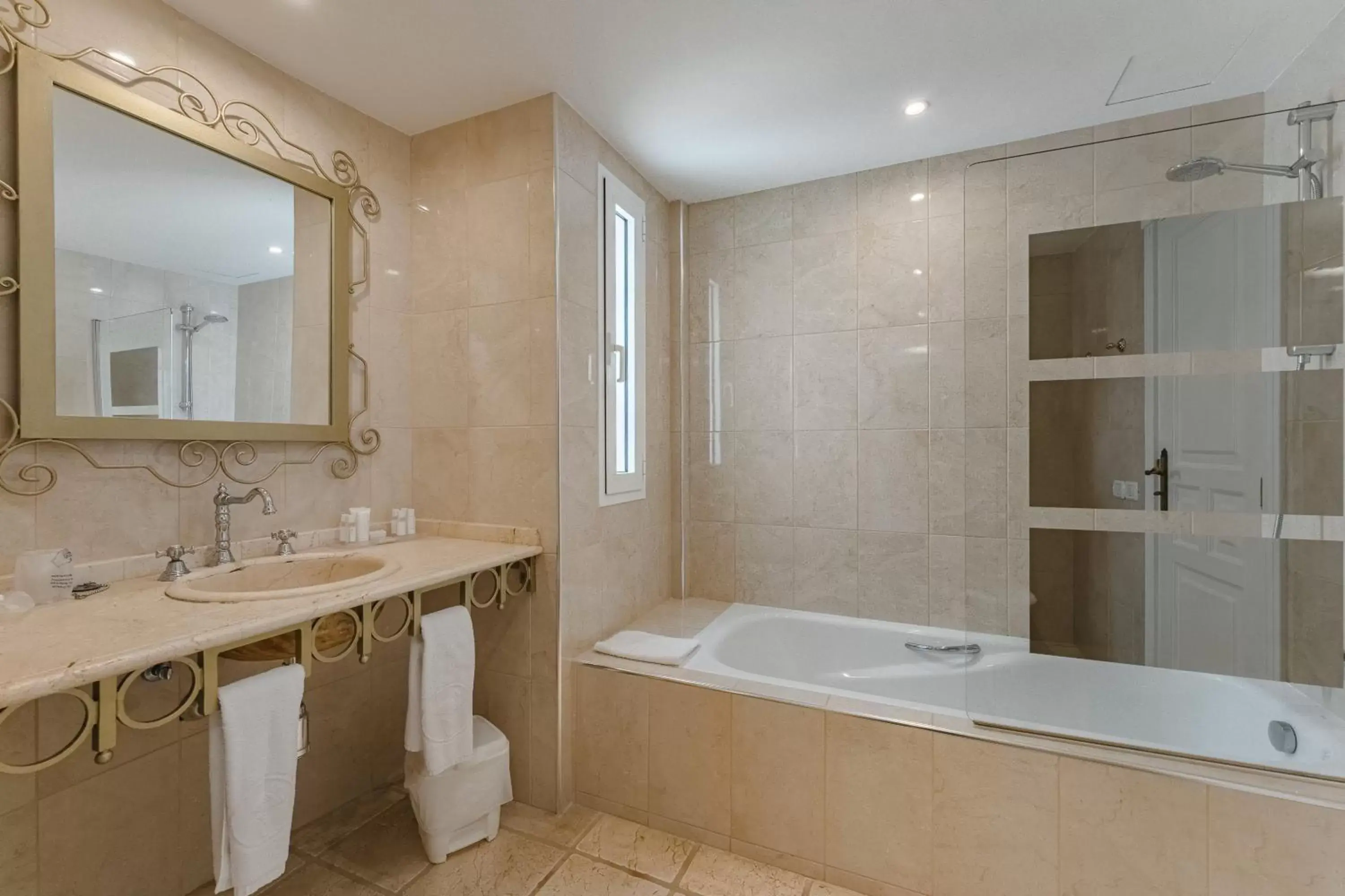 Bathroom in Flamingo Suites Boutique Hotel