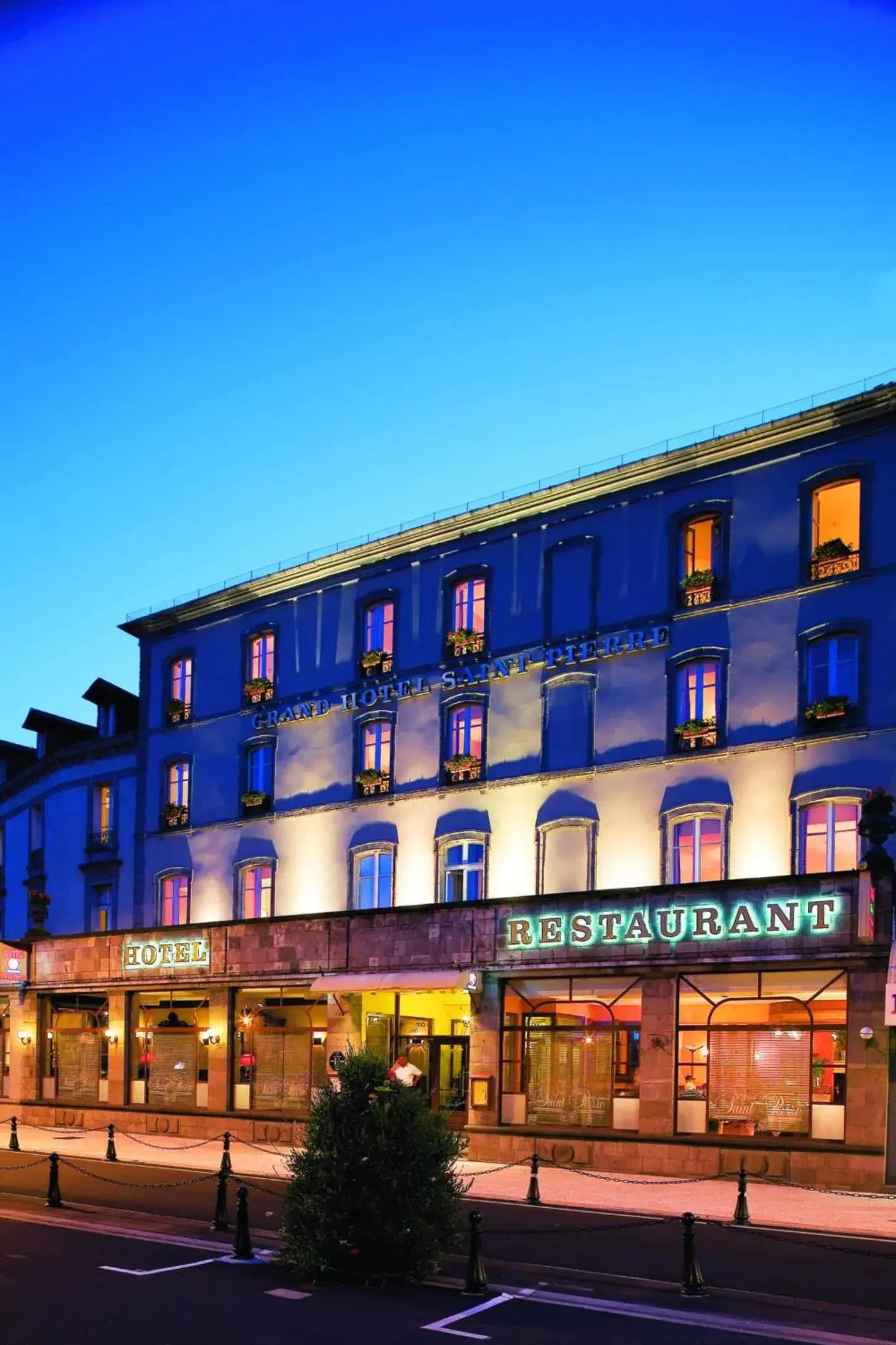 Facade/entrance, Property Building in The Originals Boutique, Grand Hotel Saint-Pierre, Aurillac (Qualys-Hotel)