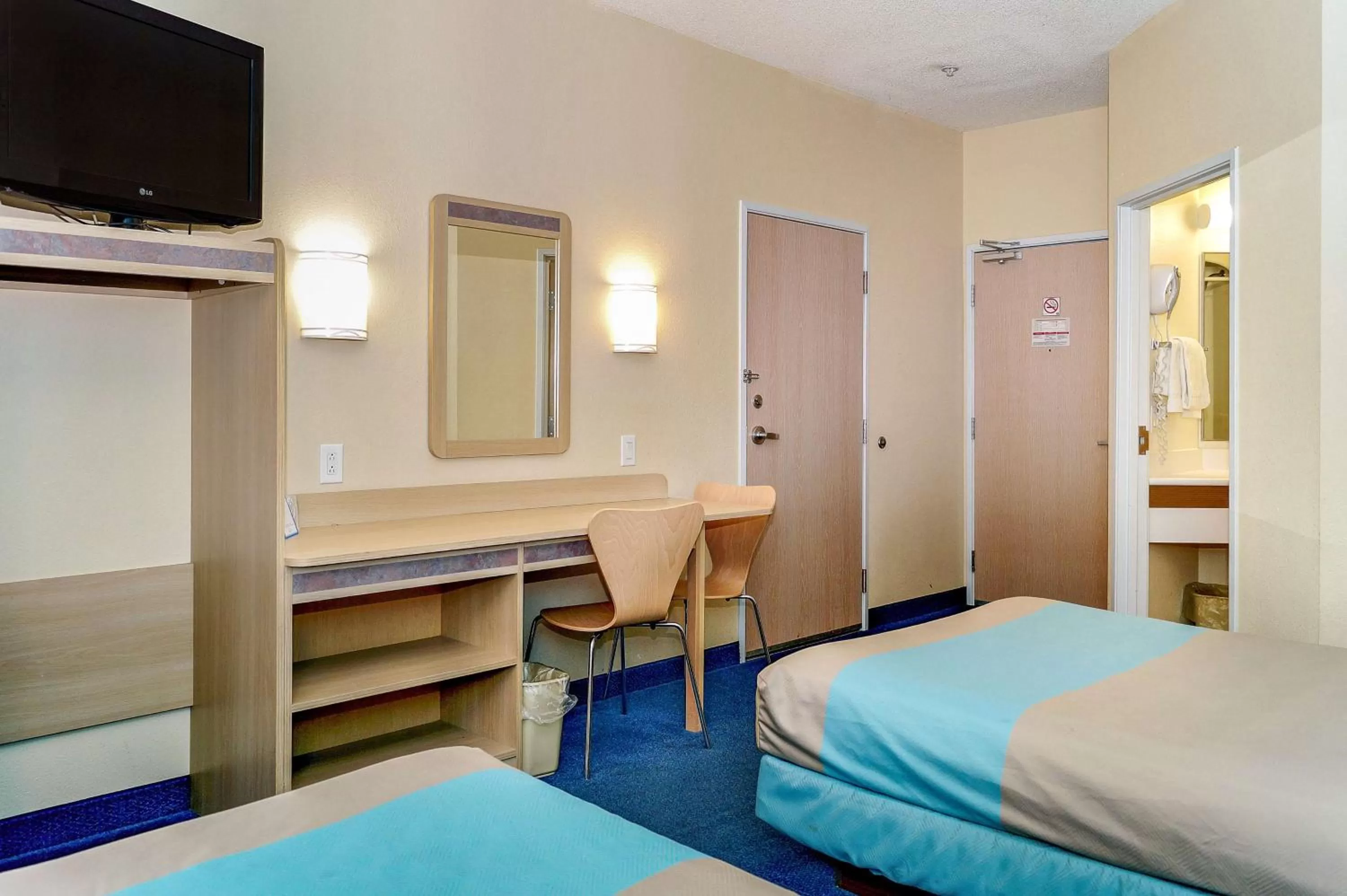 TV and multimedia, Bed in Motel 6-Peterborough, ON