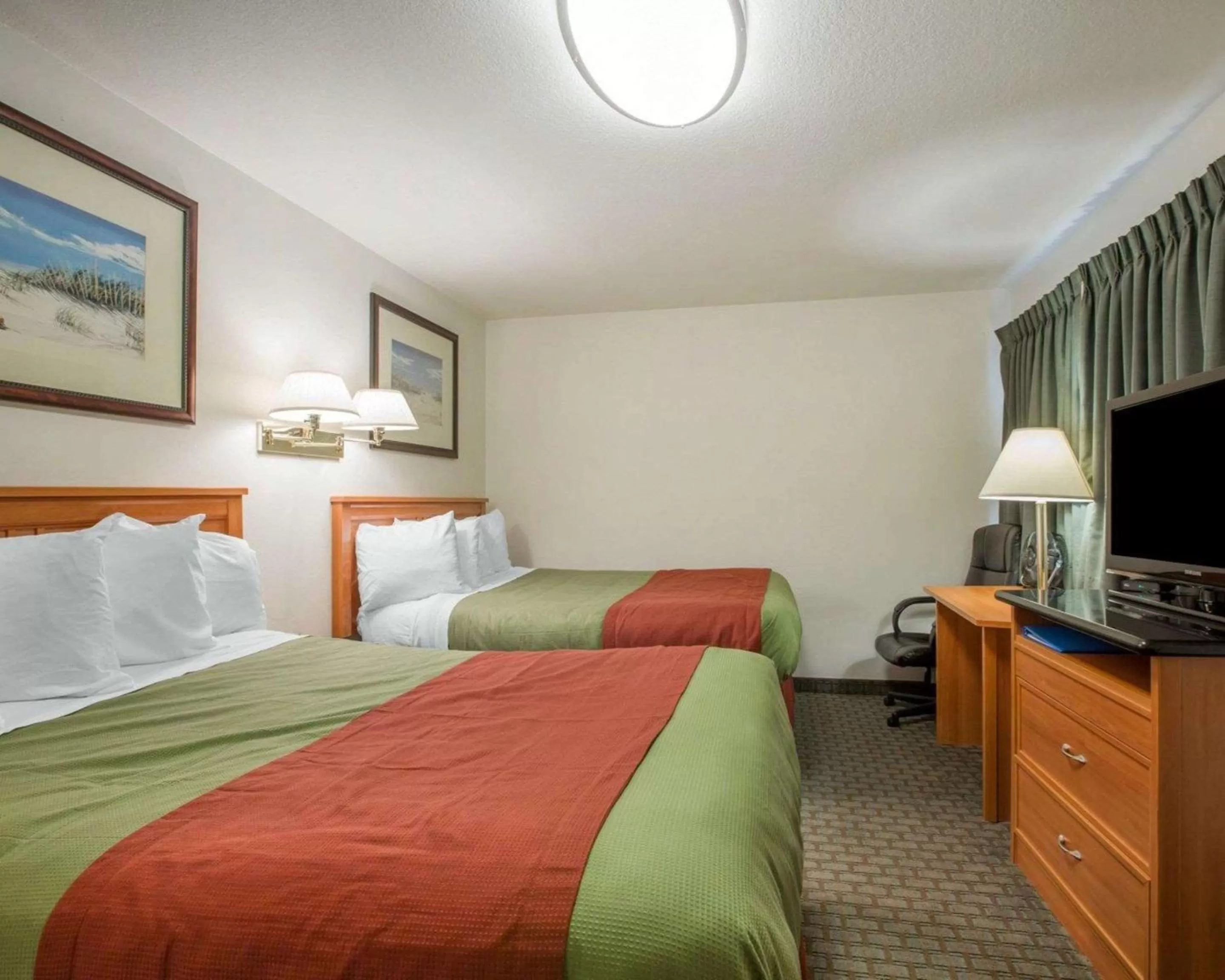 Photo of the whole room, Bed in Rodeway Inn Newport