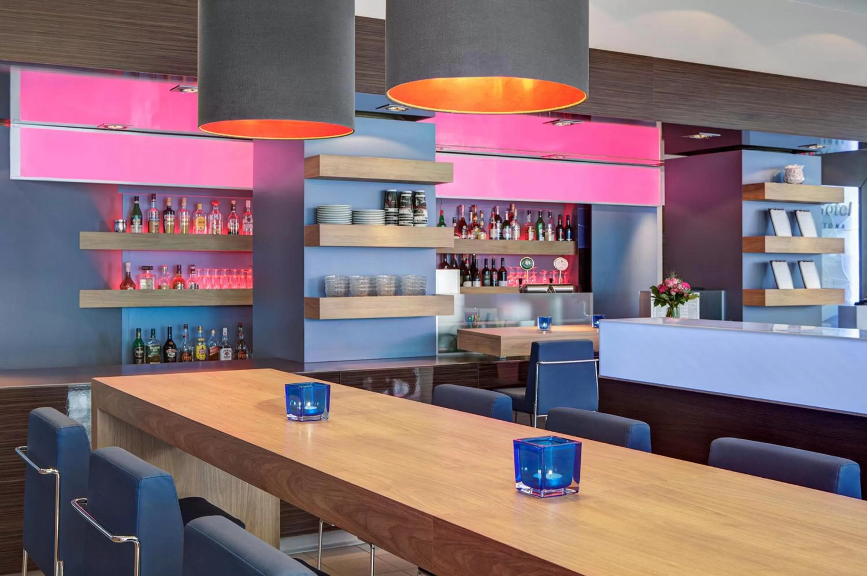 Lounge or bar in IntercityHotel Hamburg Altona