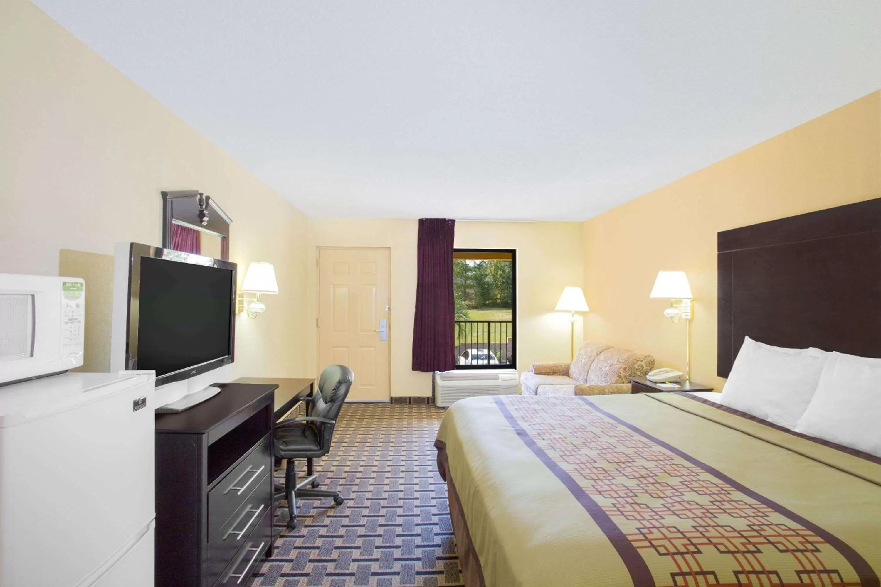 Photo of the whole room, Bed in Days Inn by Wyndham Andalusia