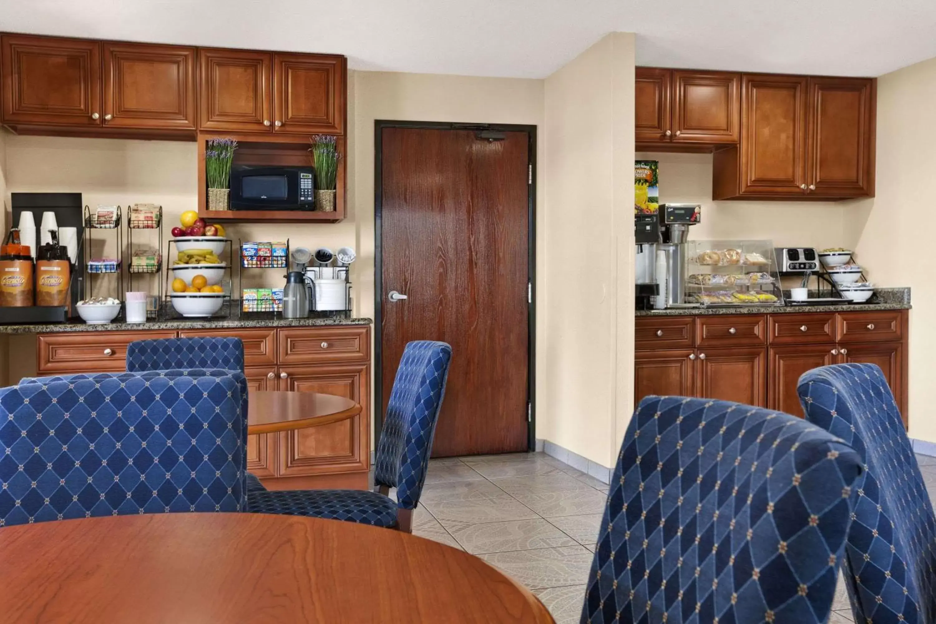 Restaurant/places to eat, Kitchen/Kitchenette in Days Inn by Wyndham Orange Park/Jacksonville