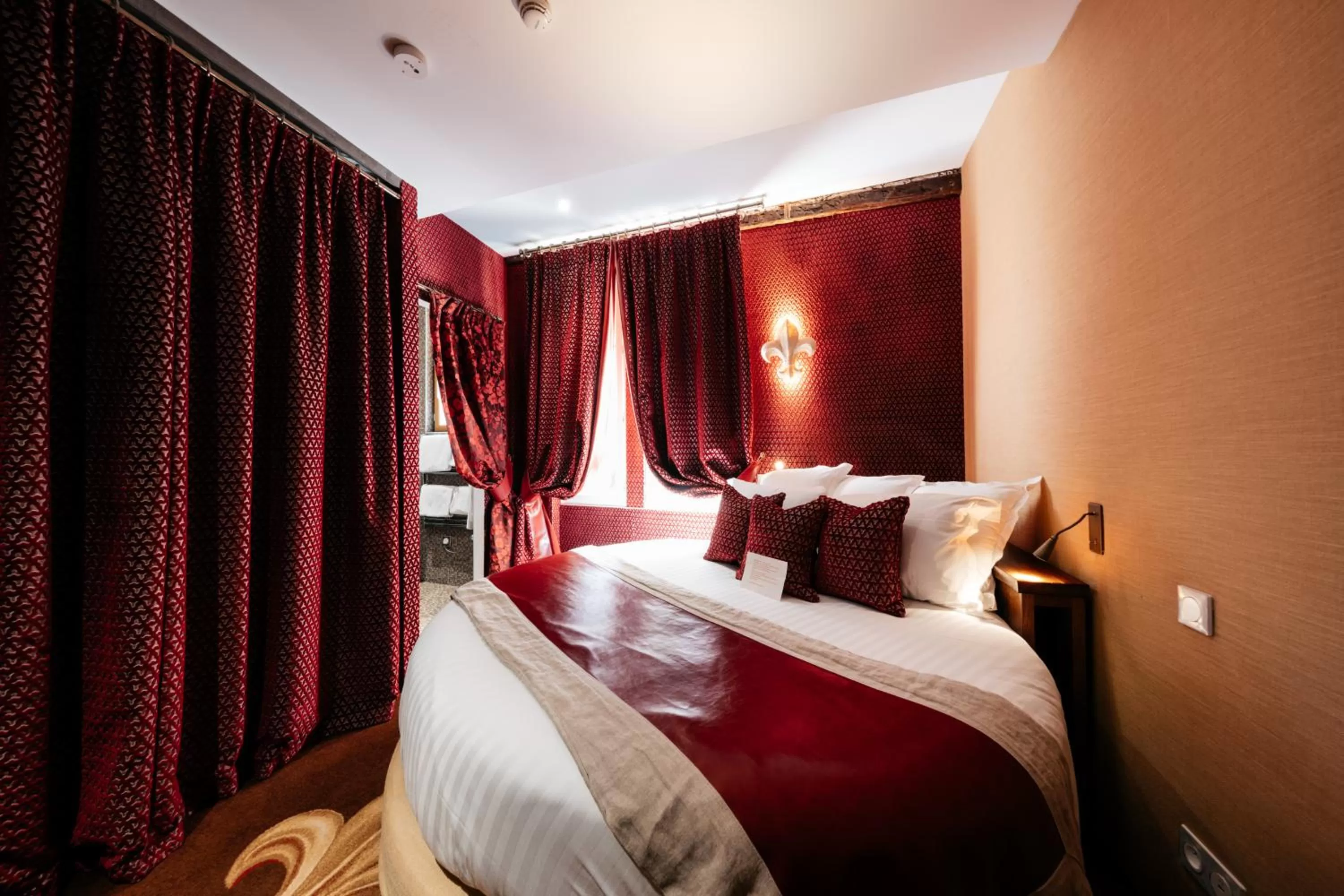 Photo of the whole room, Bed in Le Temple De Jeanne