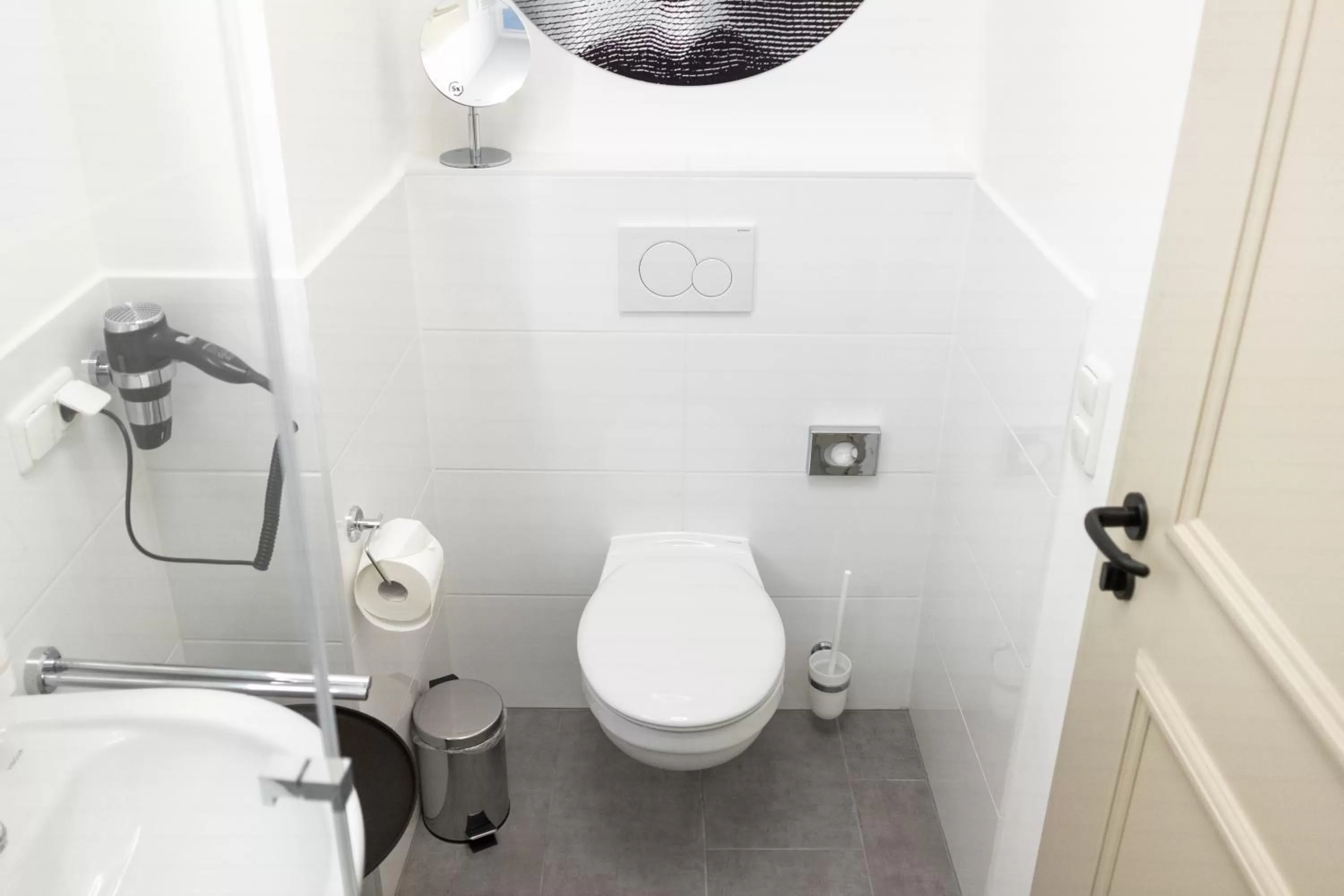 Toilet in ANA Living Augsburg City Center by Arthotel ANA - Self-Service-Hotel