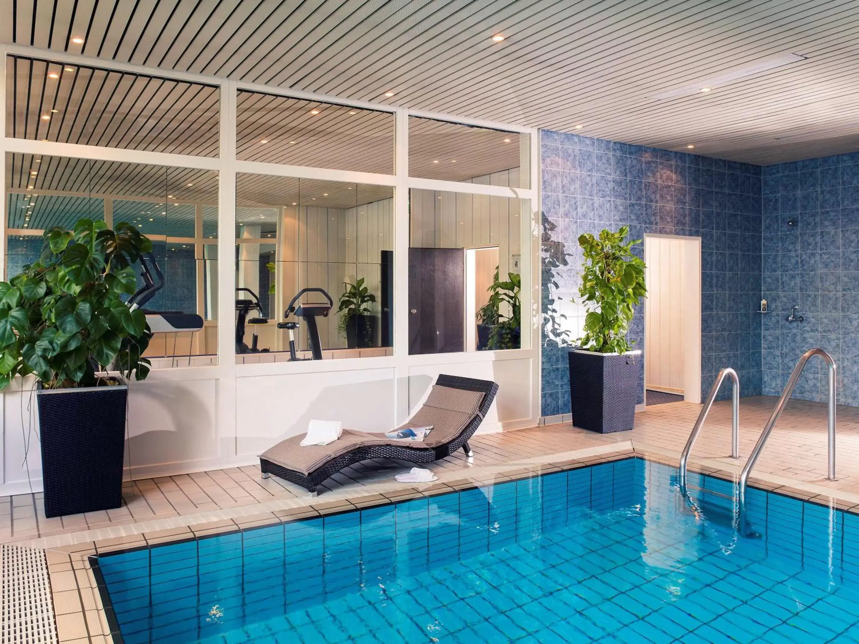 On site, Swimming Pool in Mercure Hotel Köln West