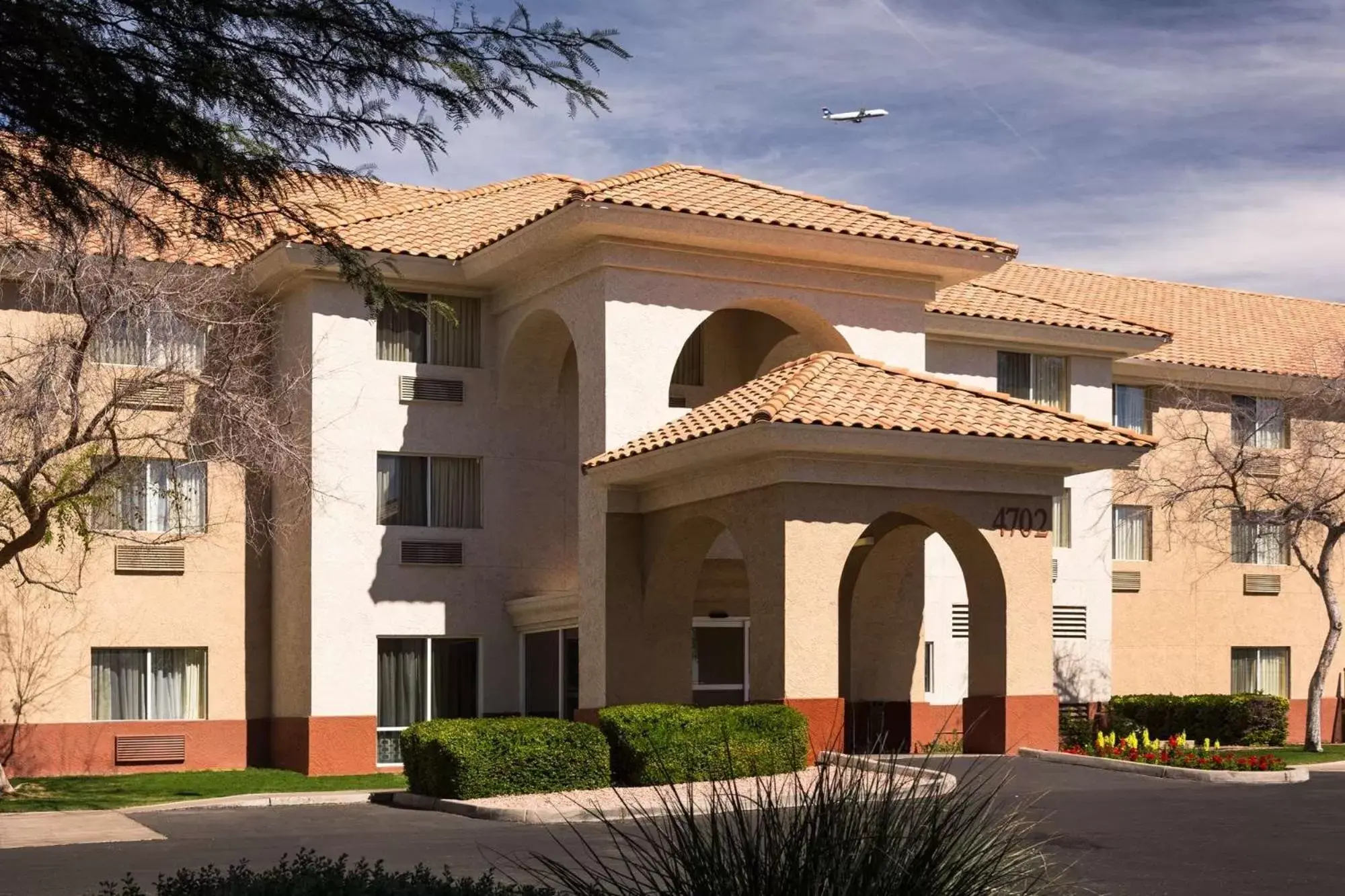 Property Building in Country Inn & Suites by Radisson, Phoenix Airport, AZ