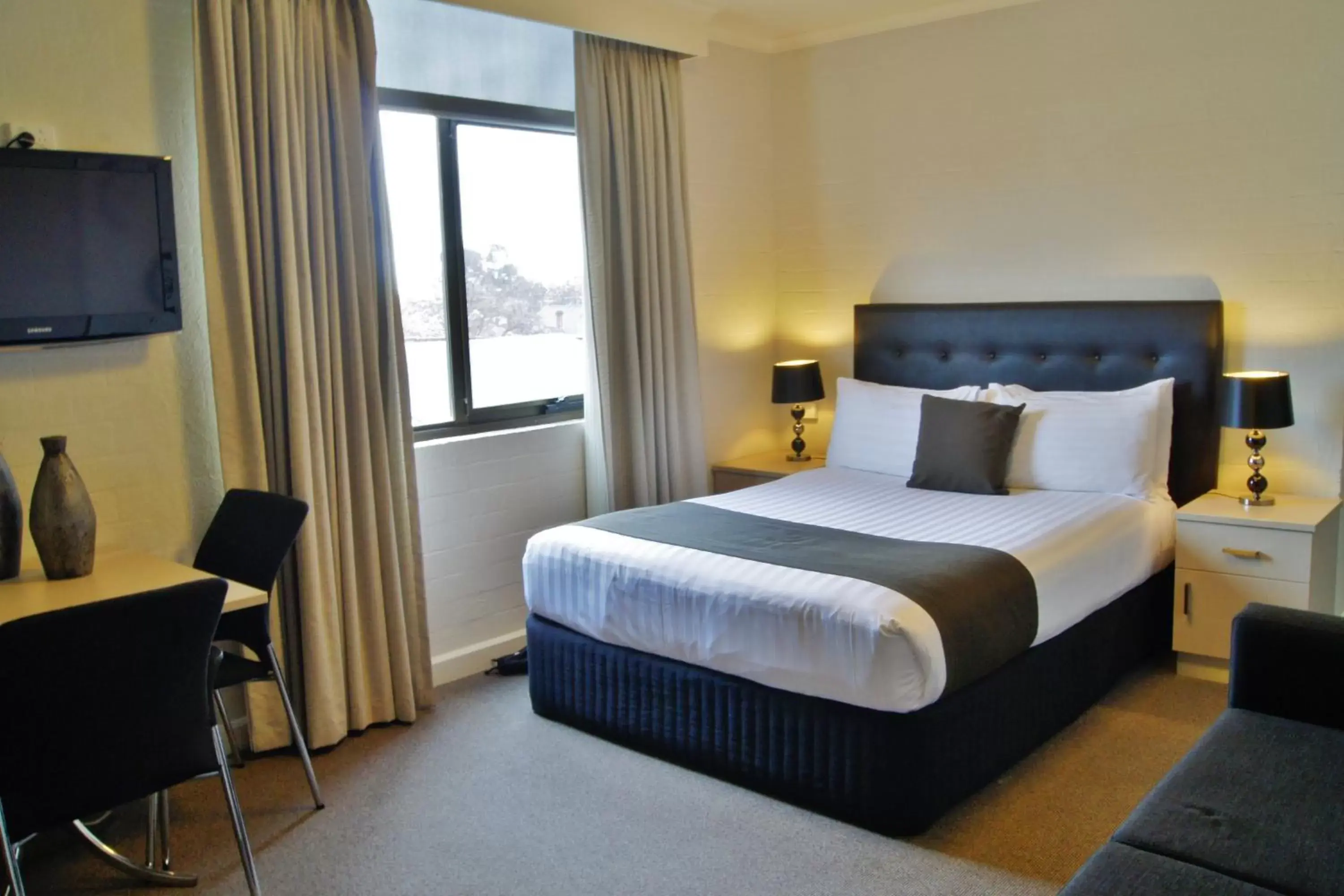 Bed in Mantra Pavilion Hotel Wagga