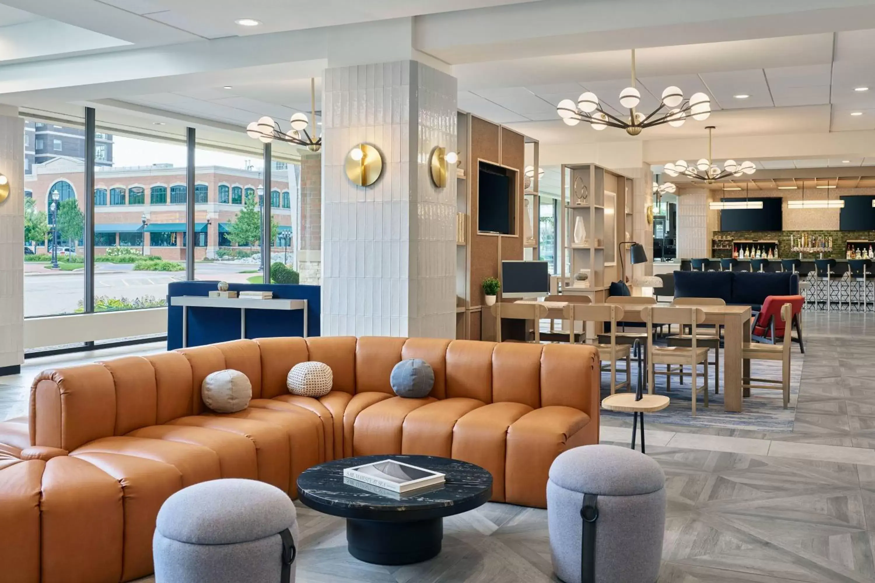 Lobby or reception, Lounge/Bar in Delta Hotels by Marriott Muskegon Convention Center