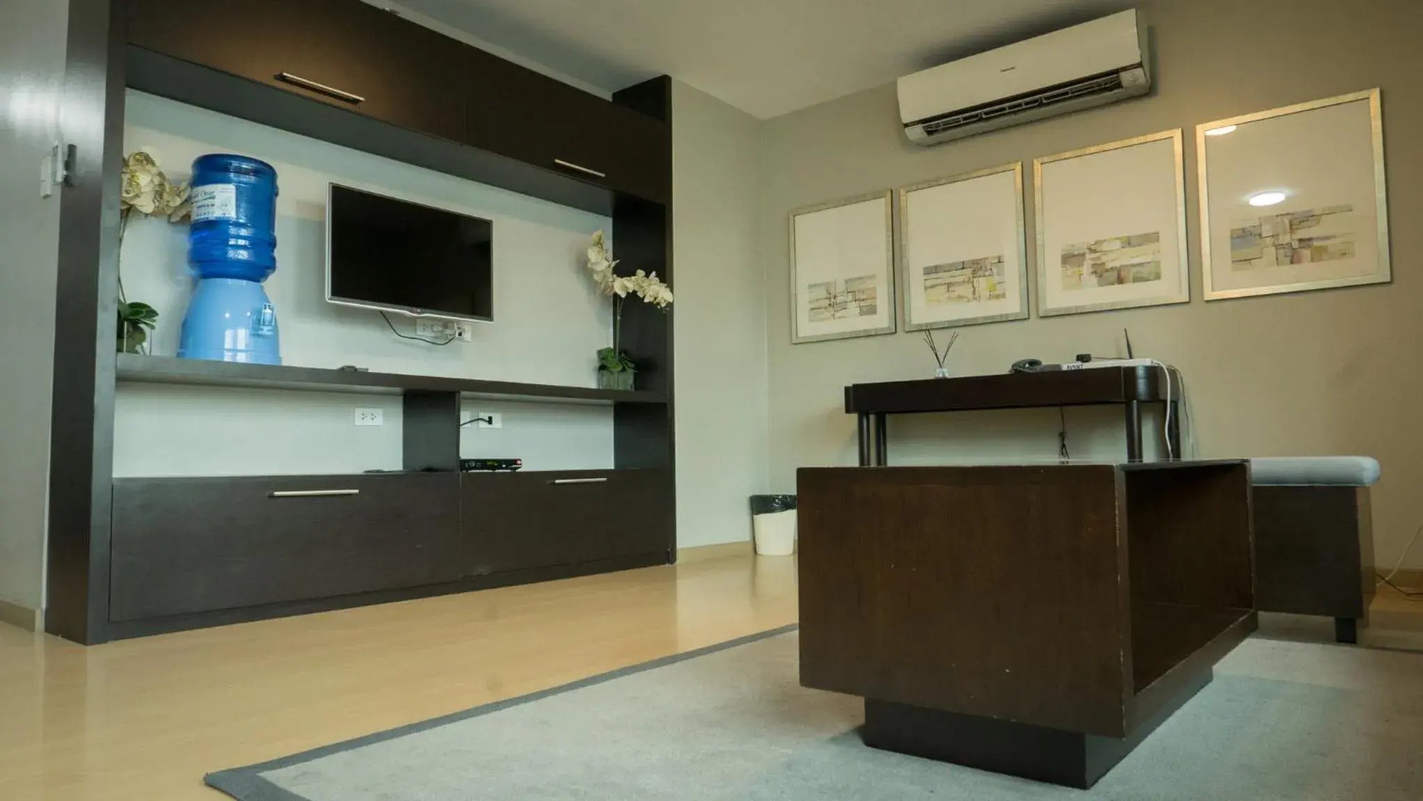TV and multimedia, Kitchen/Kitchenette in Avant Serviced Suites - Personal Concierge