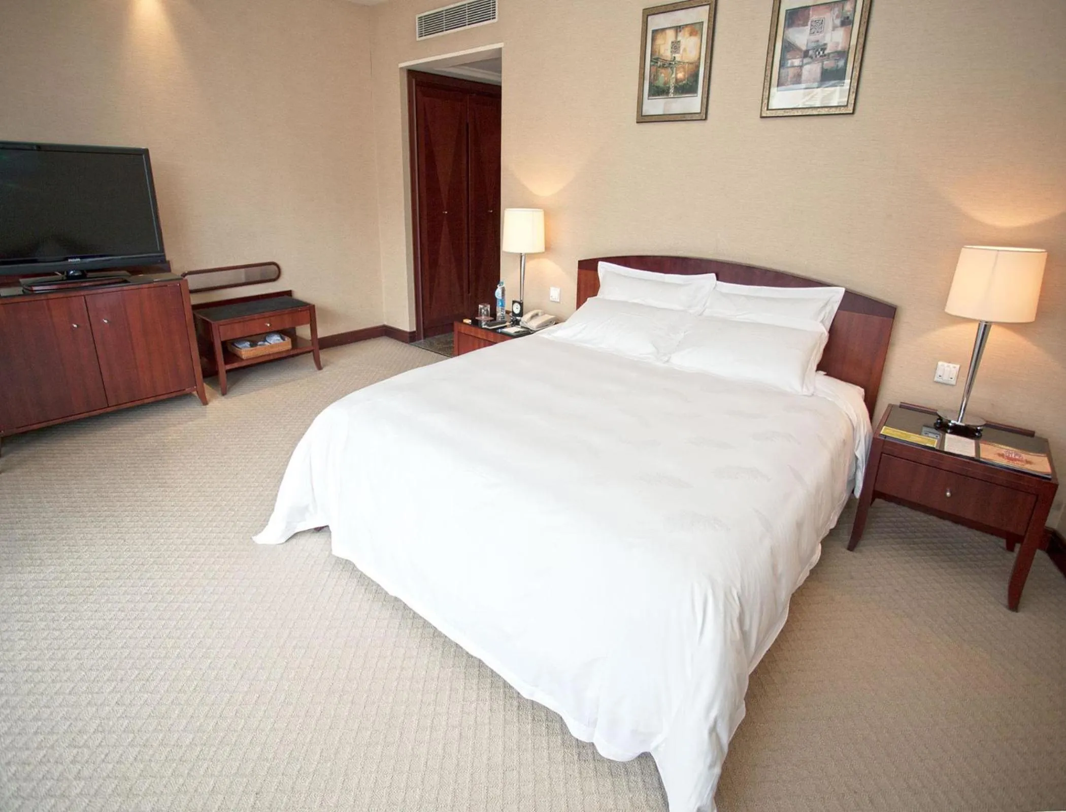 Bedroom, Bed in Parklane Hotel Changan