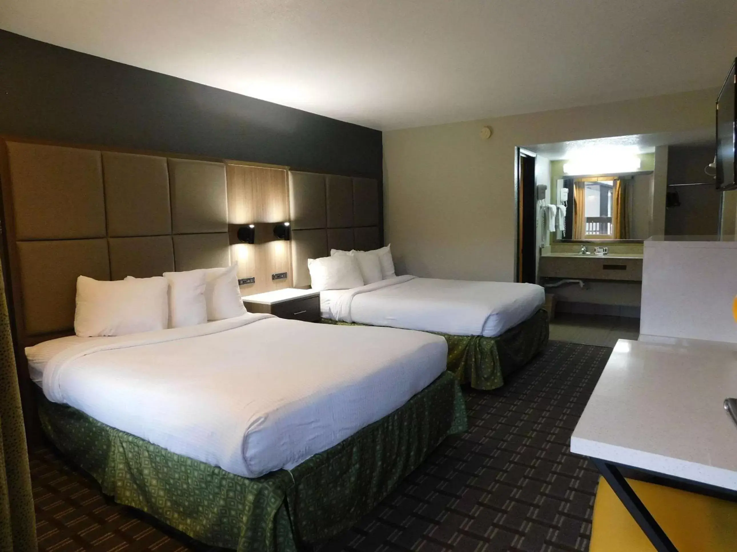 Photo of the whole room, Bed in Days Inn & Suites by Wyndham Downtown Gatlinburg Parkway