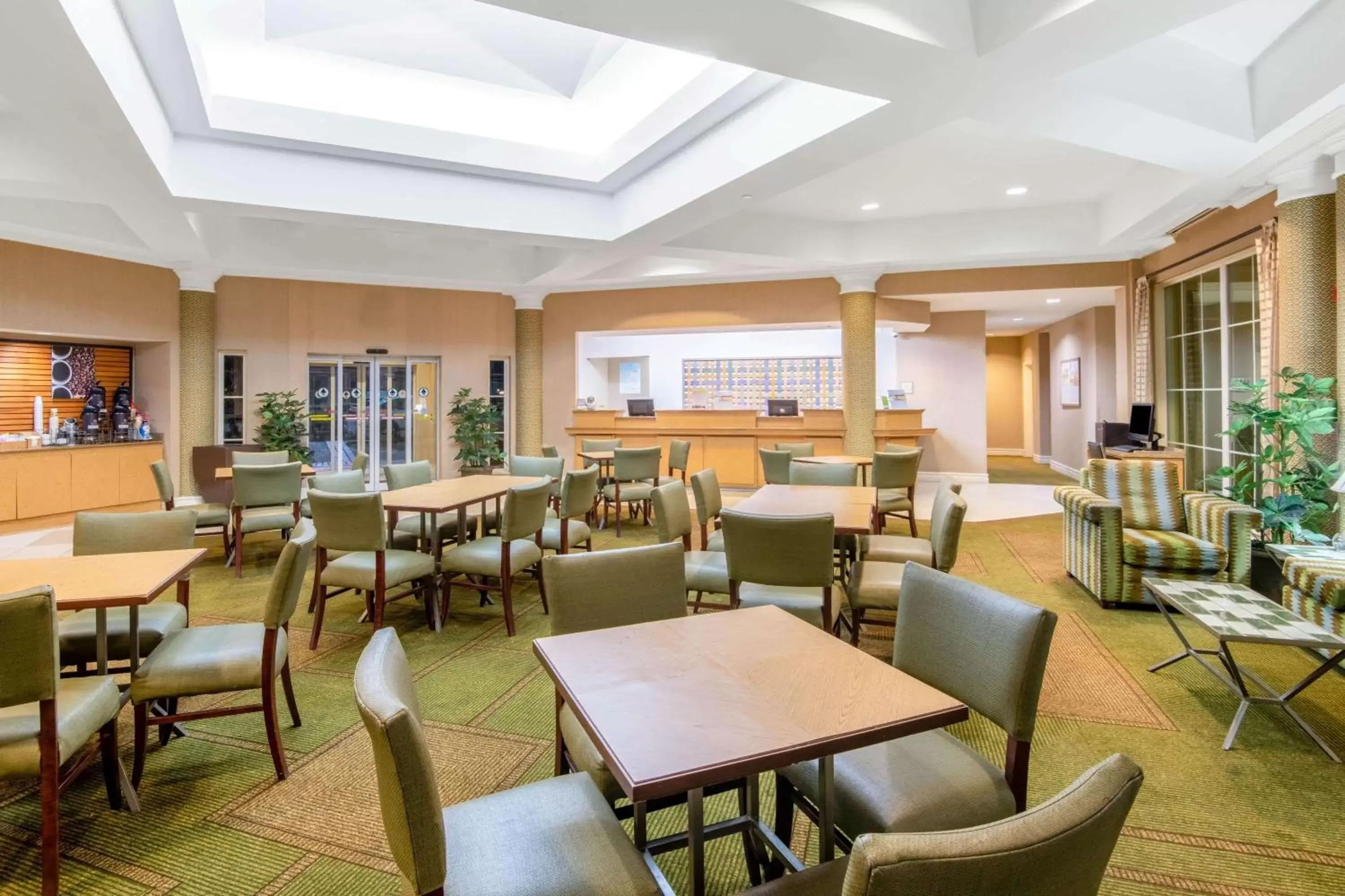 Lobby or reception, Restaurant/Places to Eat in La Quinta by Wyndham Sherman