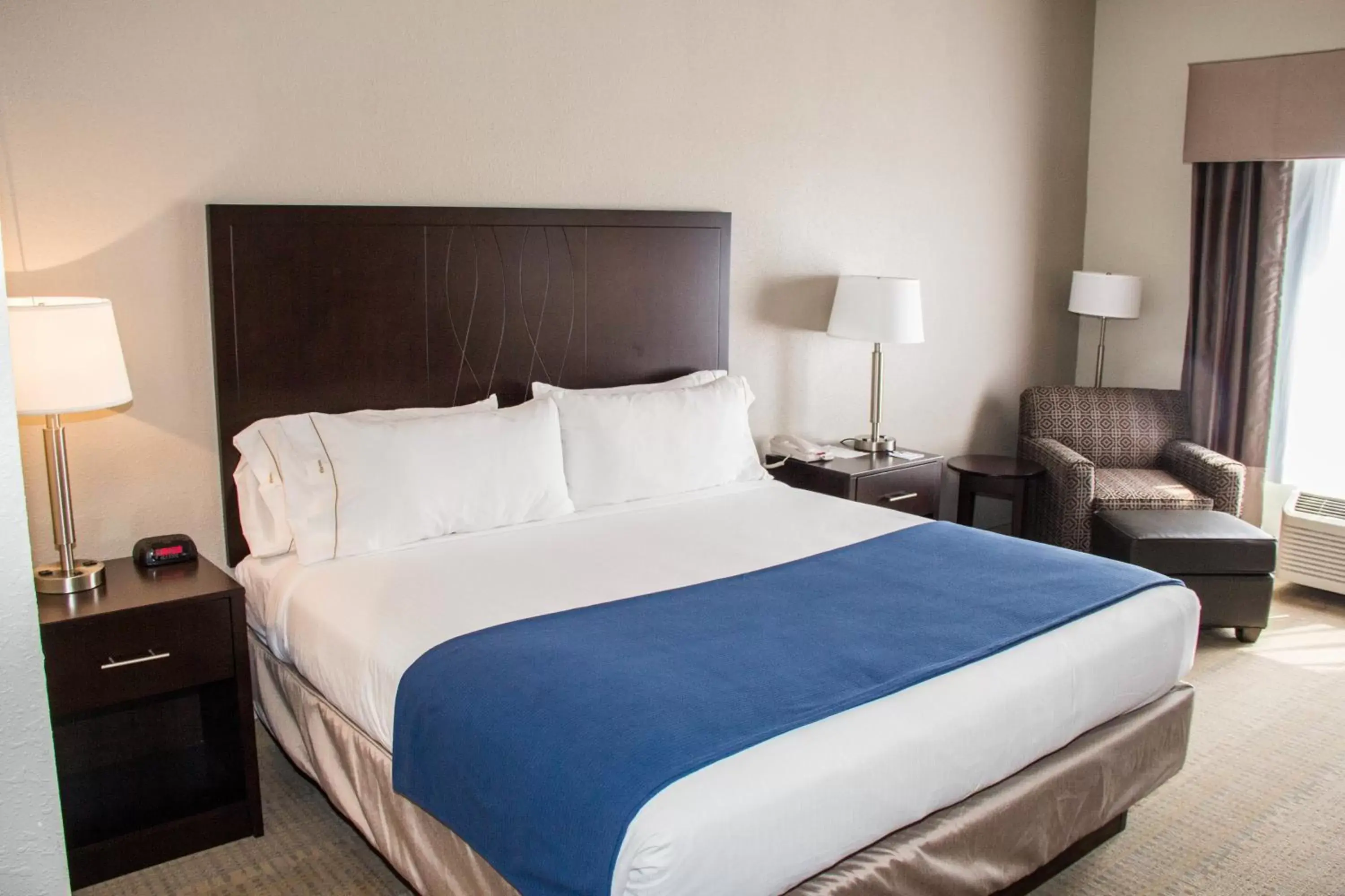 Bedroom, Bed in Holiday Inn Express and Suites Sikeston, an IHG Hotel