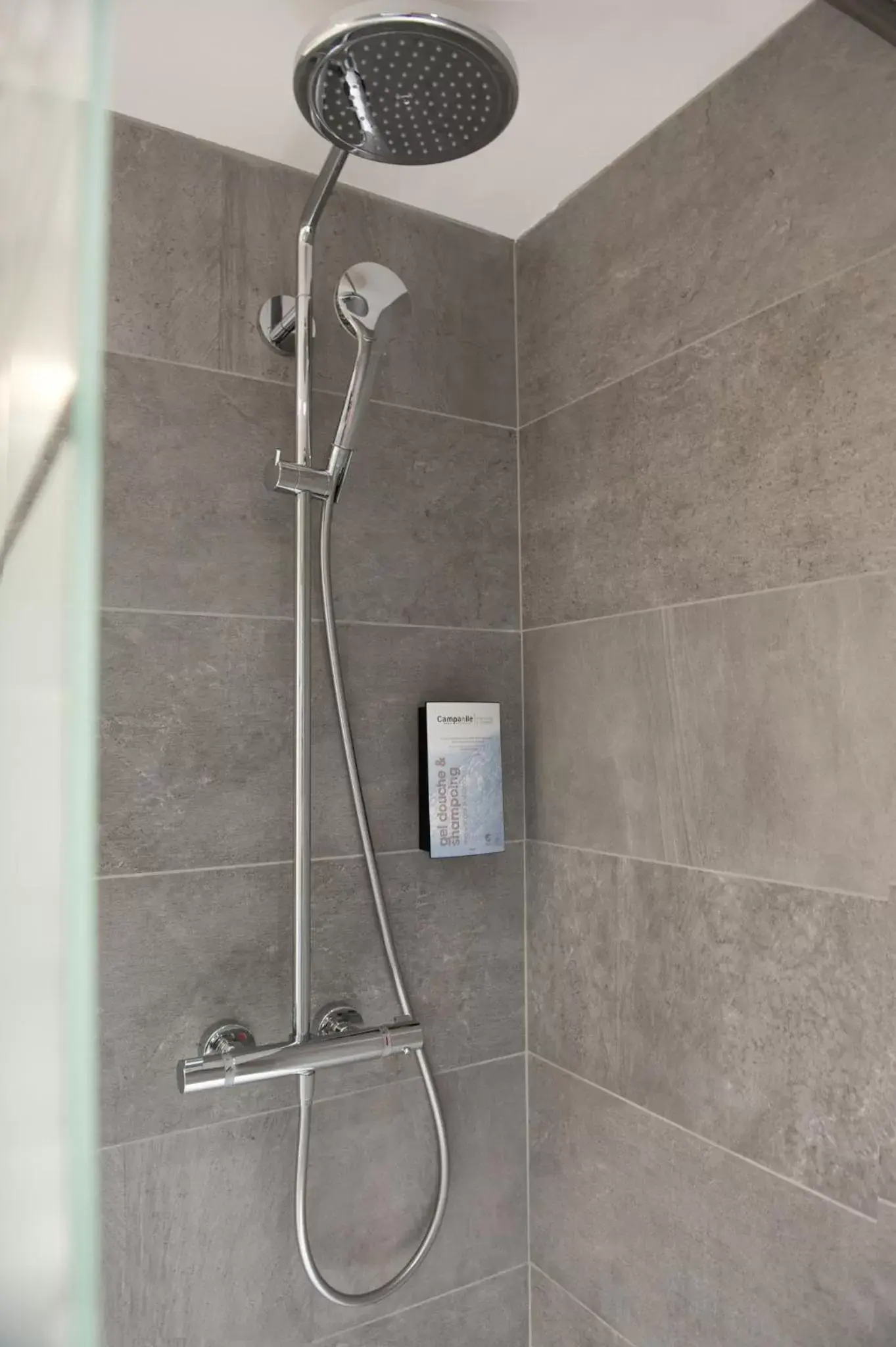 Shower, Bathroom in Campanile Limoges Centre - Gare
