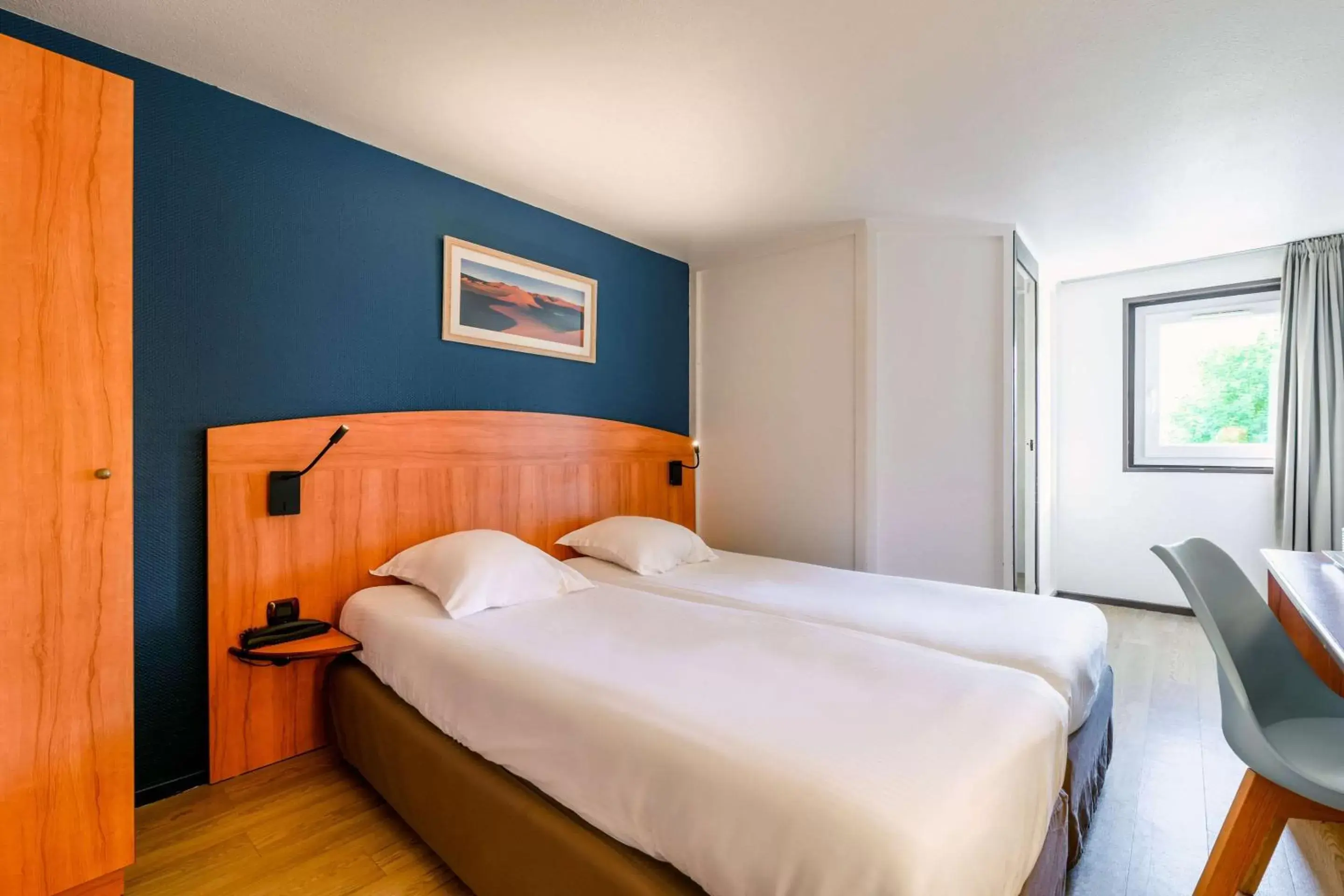 Photo of the whole room, Bed in Comfort Hotel Evreux