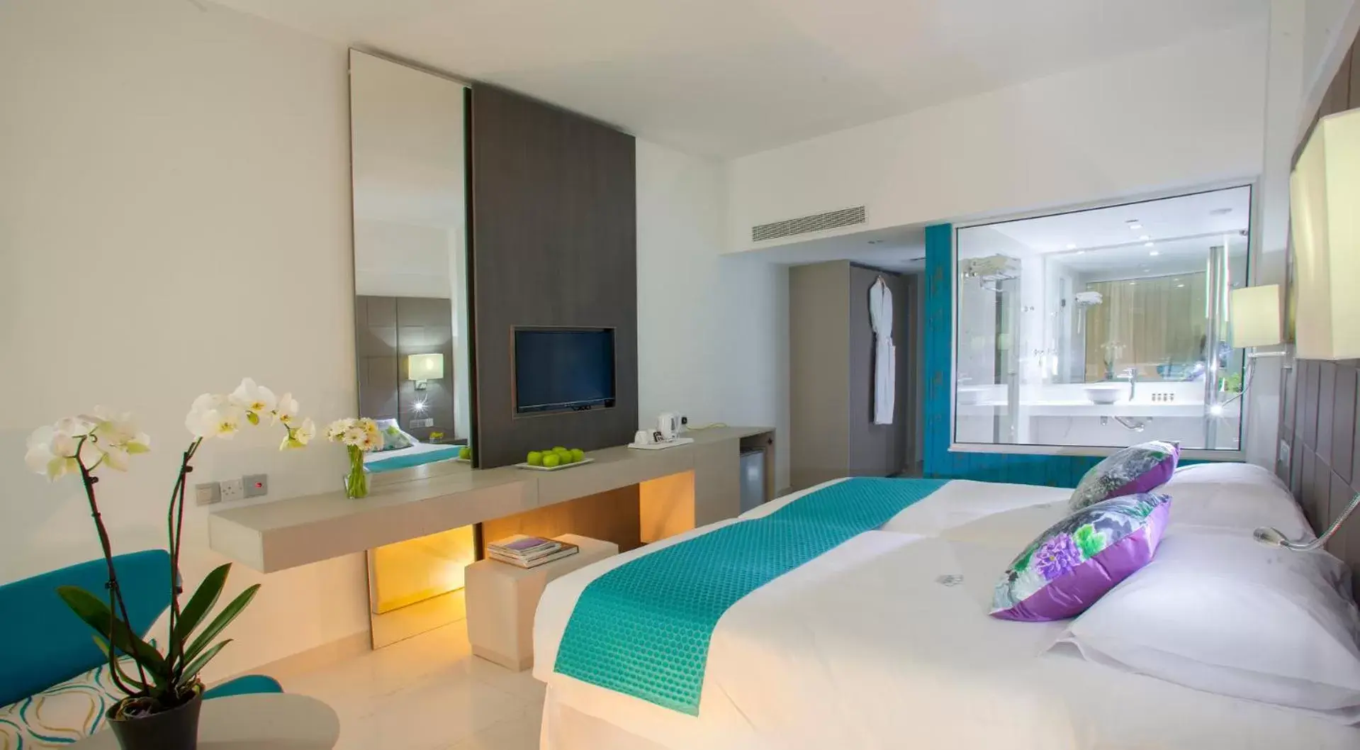 Bed, TV/Entertainment Center in King Evelthon Beach Hotel & Resort