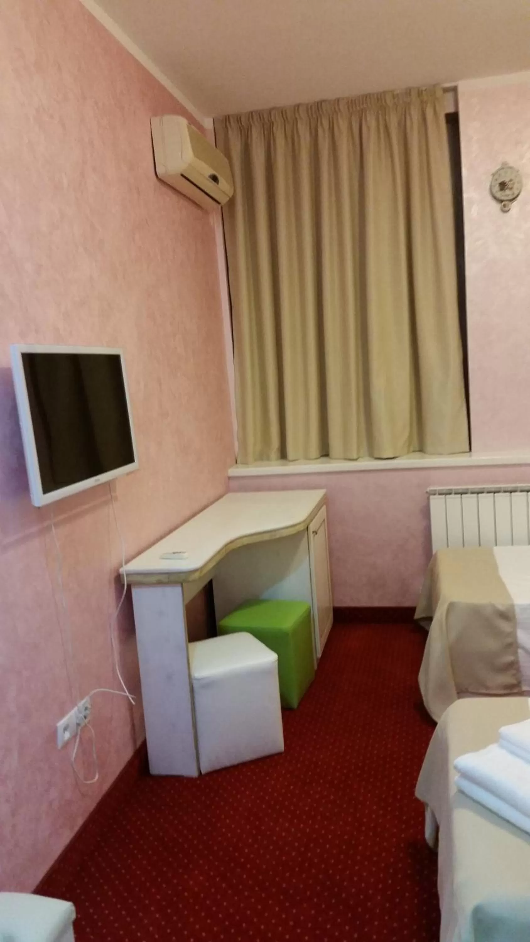 Photo of the whole room in Hamlet Hotel