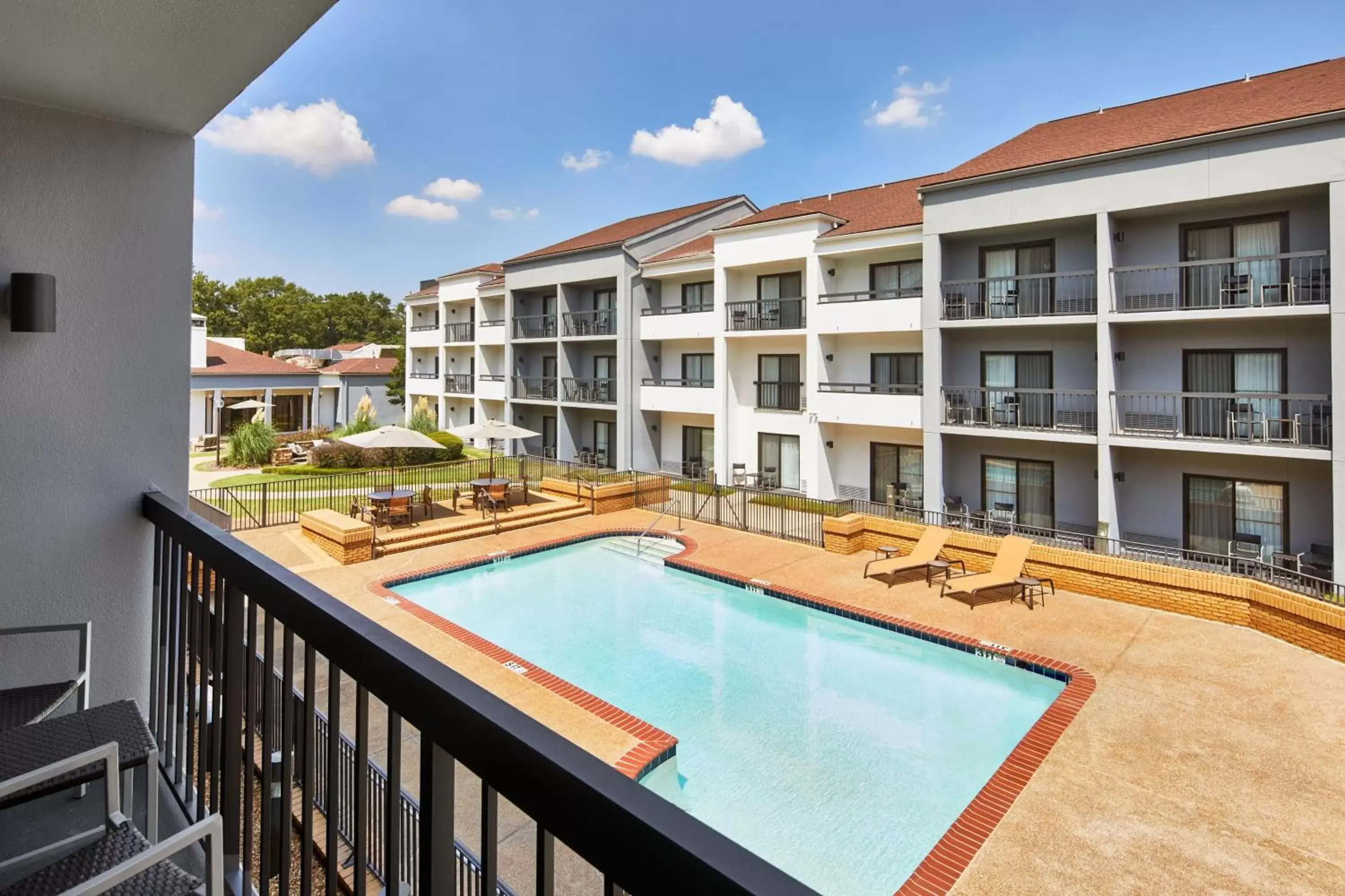 Photo of the whole room, Pool View in Courtyard by Marriott Memphis East/Park Avenue